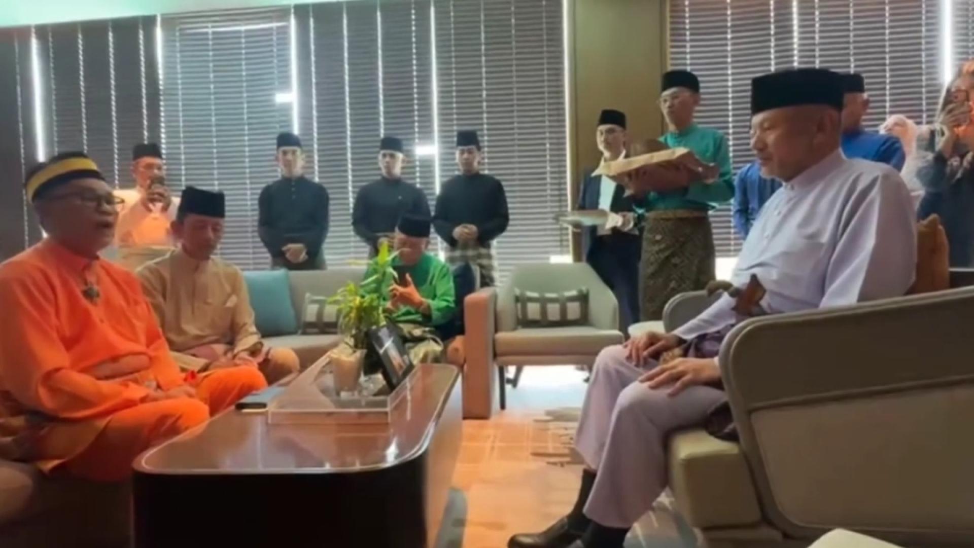东姑纳扎鲁丁受委为新任严端的视频广传。（截图）