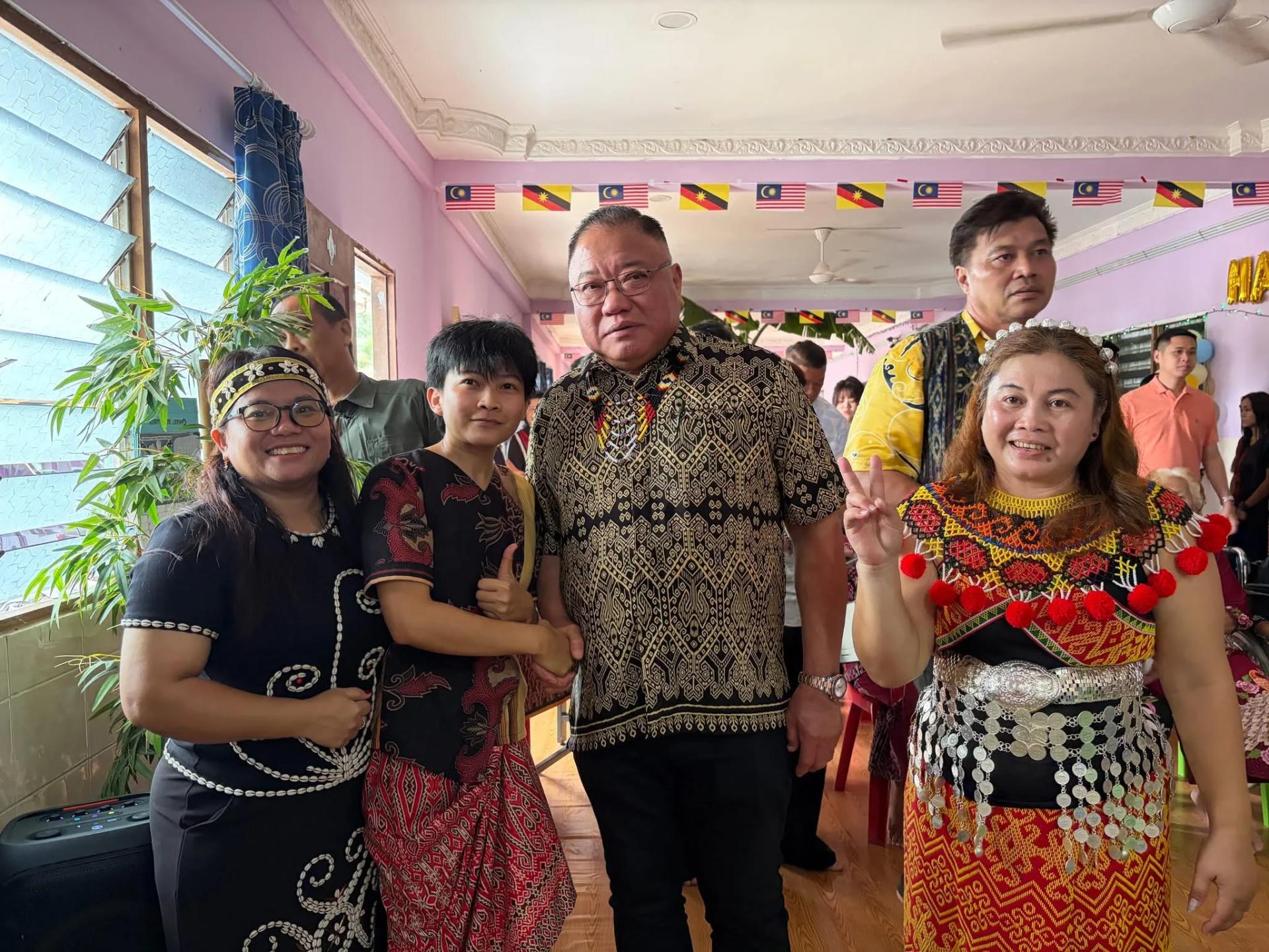拿督斯里张庆信（左3）达雅节走访长屋与长屋居民合影。