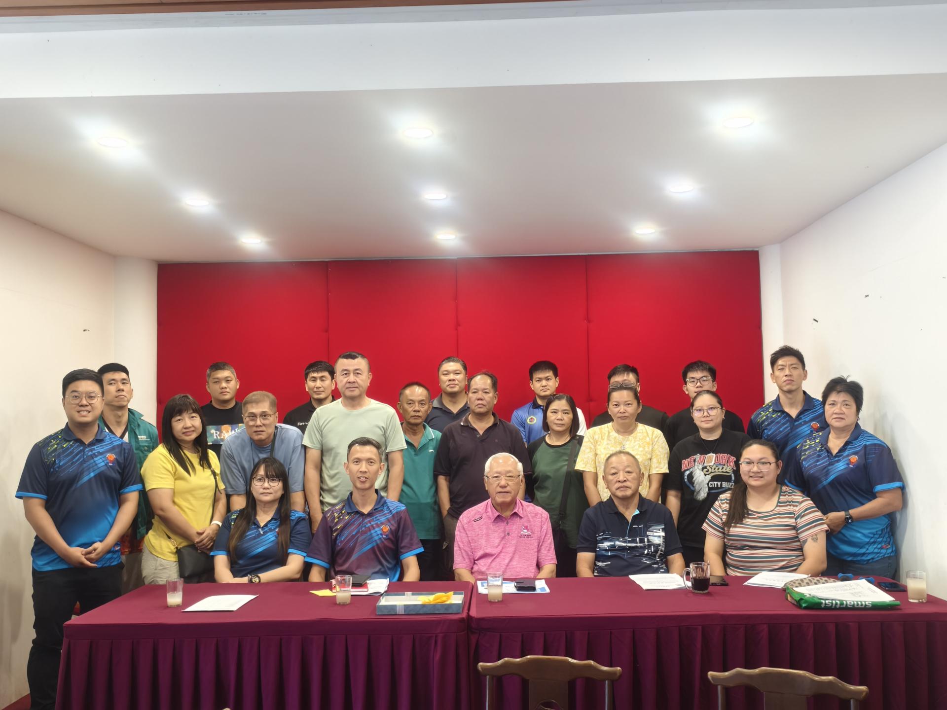 美里篮球总会2026年会员大会出席者合影。前排左起为黄晓梅、主席廖国炜、会长拿督林淑强、副会长邹顺名，以及朱怡婧。