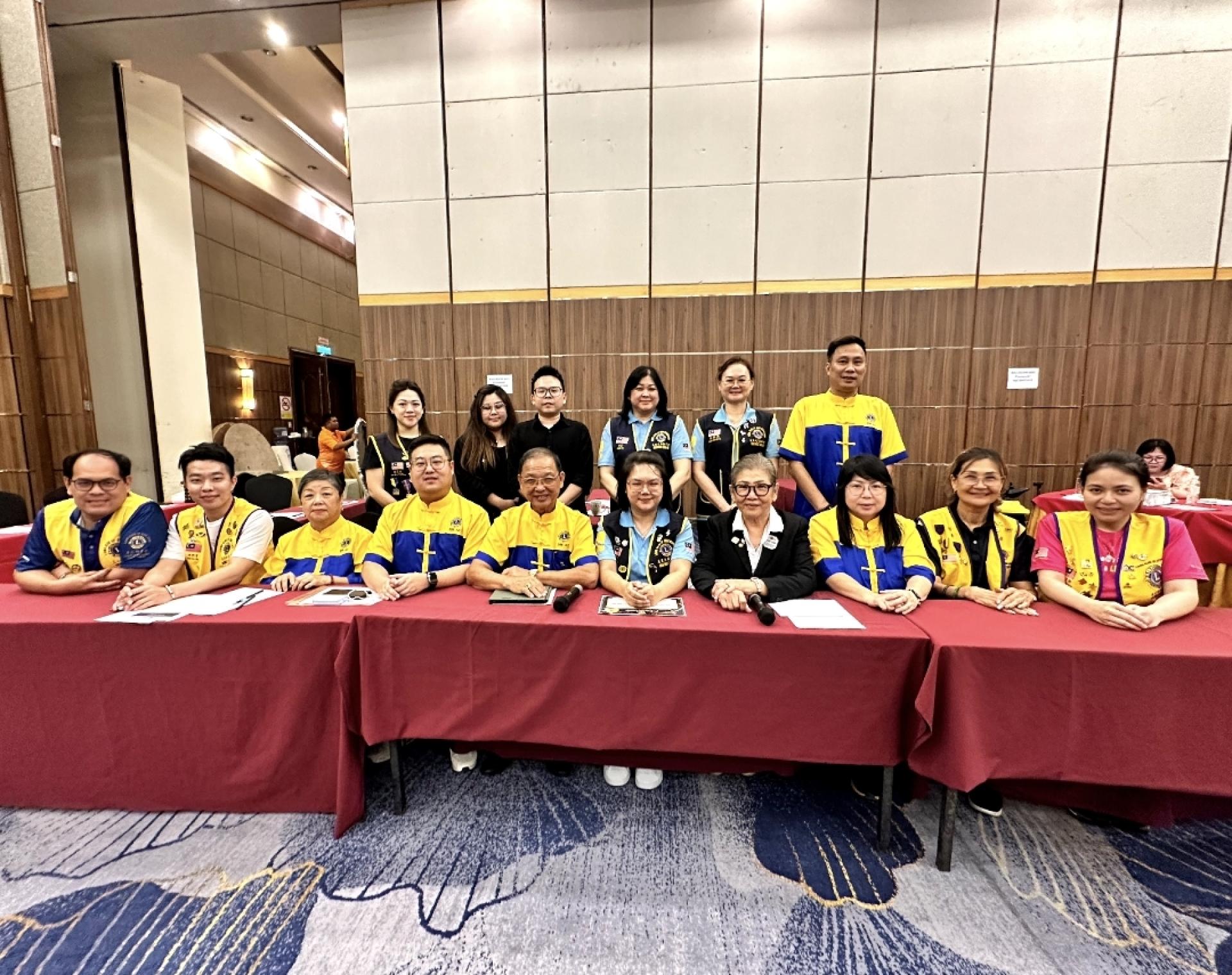 国际狮子会308A2区第4专区第9分区及第10分区其中5个狮子会联办2026至2027年度新届理事会联合就职典礼筹备会成员合影。