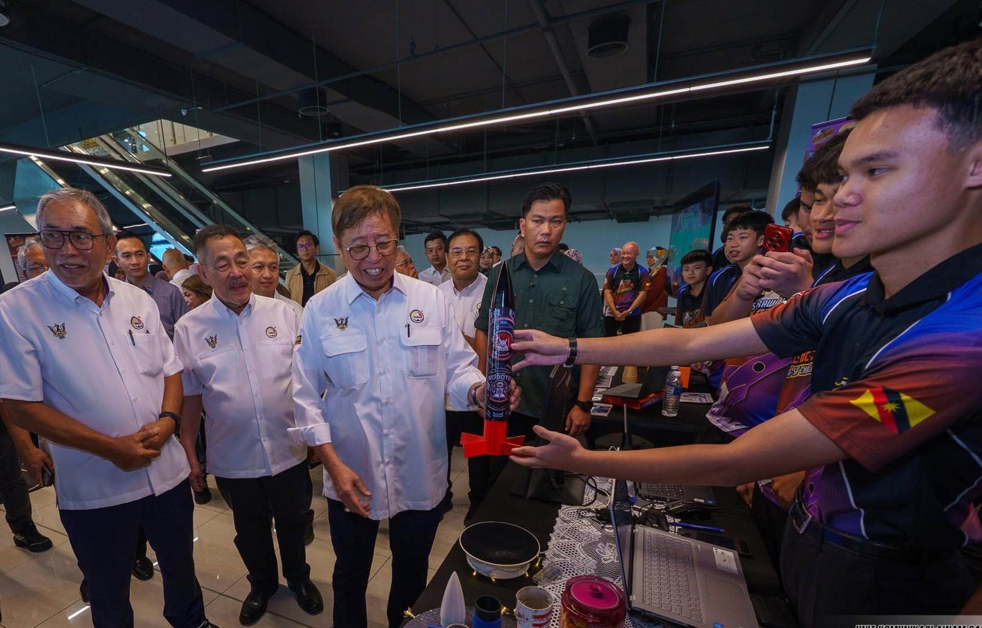 拿督斯里罗伦沙加（左2）陪同砂总理拿督巴丁宜丹斯里阿邦佐哈里参观其中一个展出摊位。