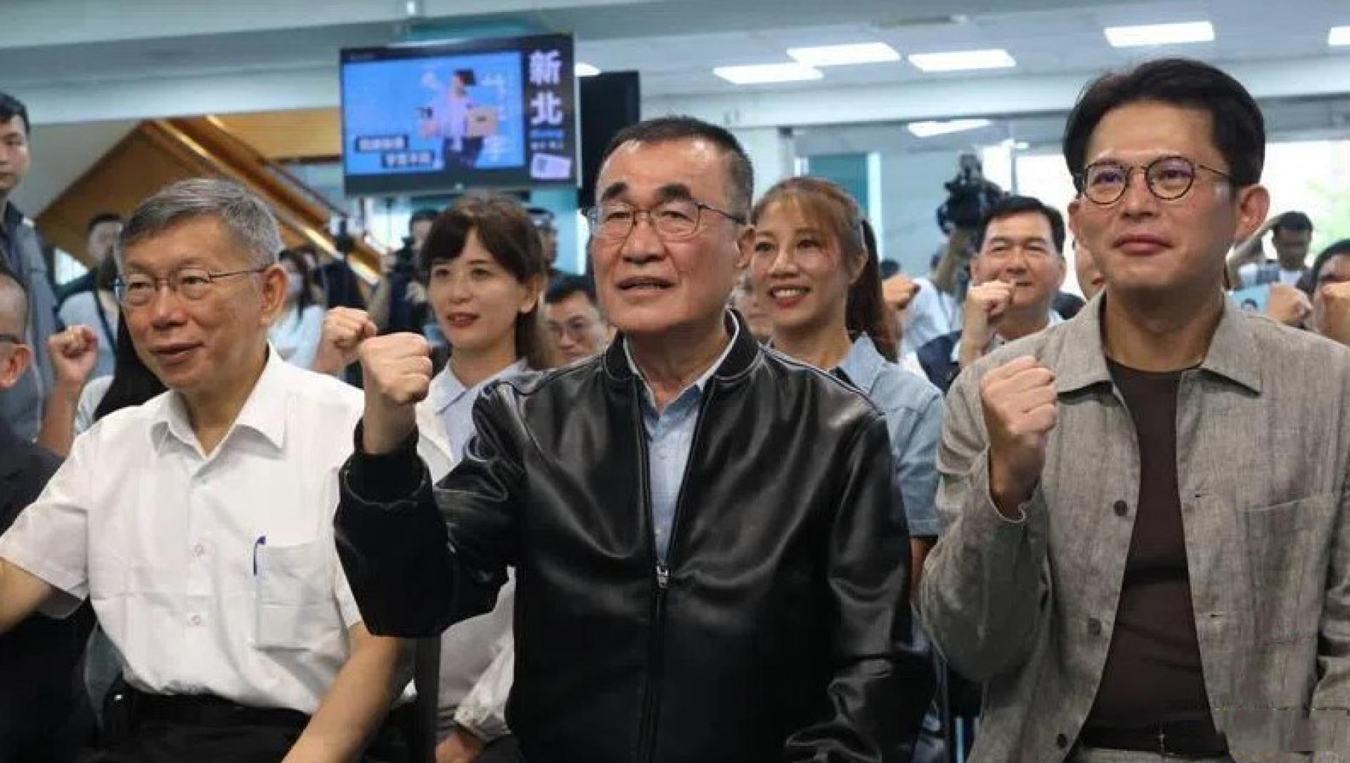 台湾在野的国民党籍新北市长参选人李四川（左2）星期六（6月6日）出席联合竞选总部暨后援会。民众党创党主席柯文哲（左1）、现任主席黄国昌（左3）一同出席。