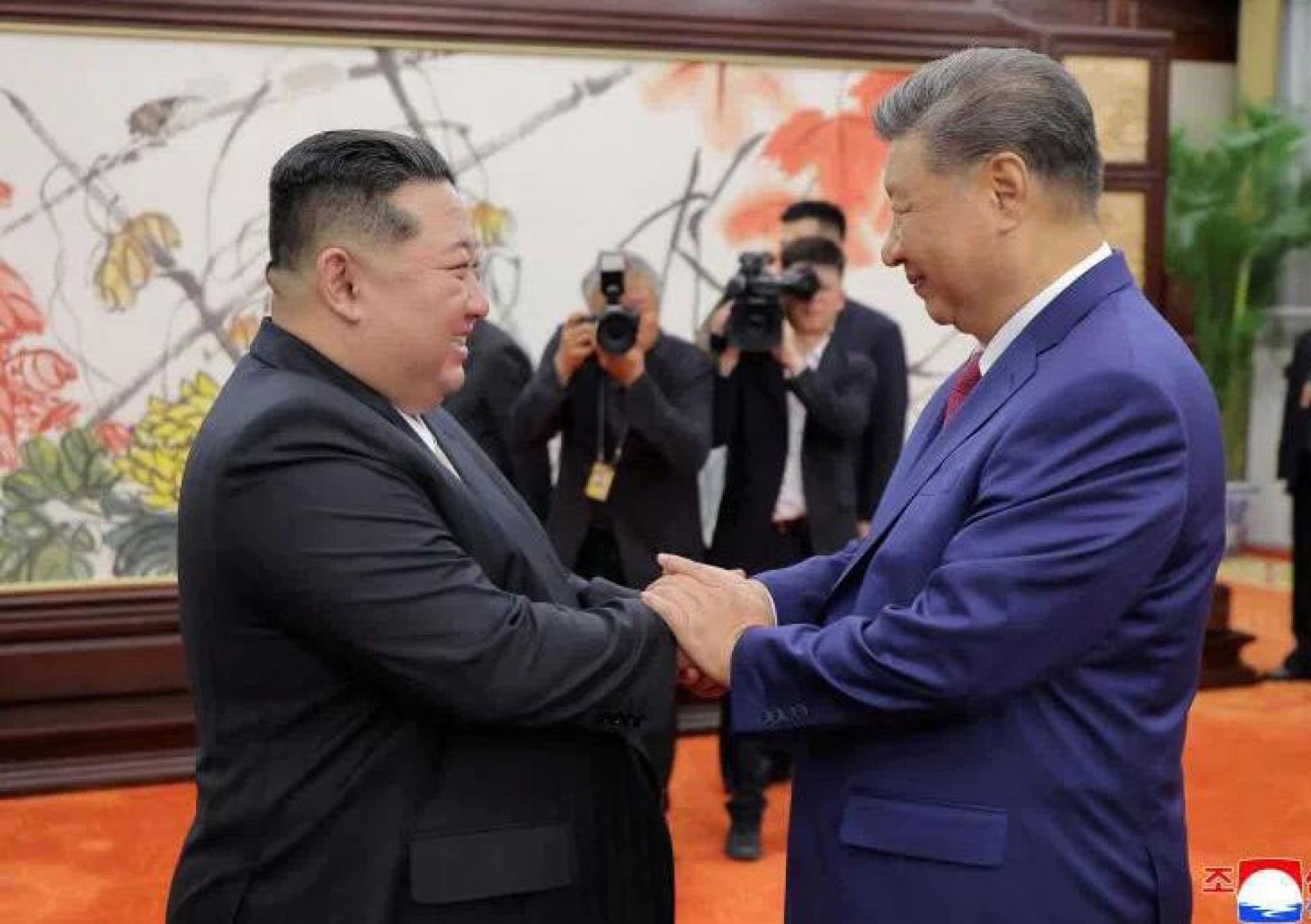 朝鲜领导人金正恩与中国国家主席习近平去年9月4日在北京举行双边峰会时握手。
