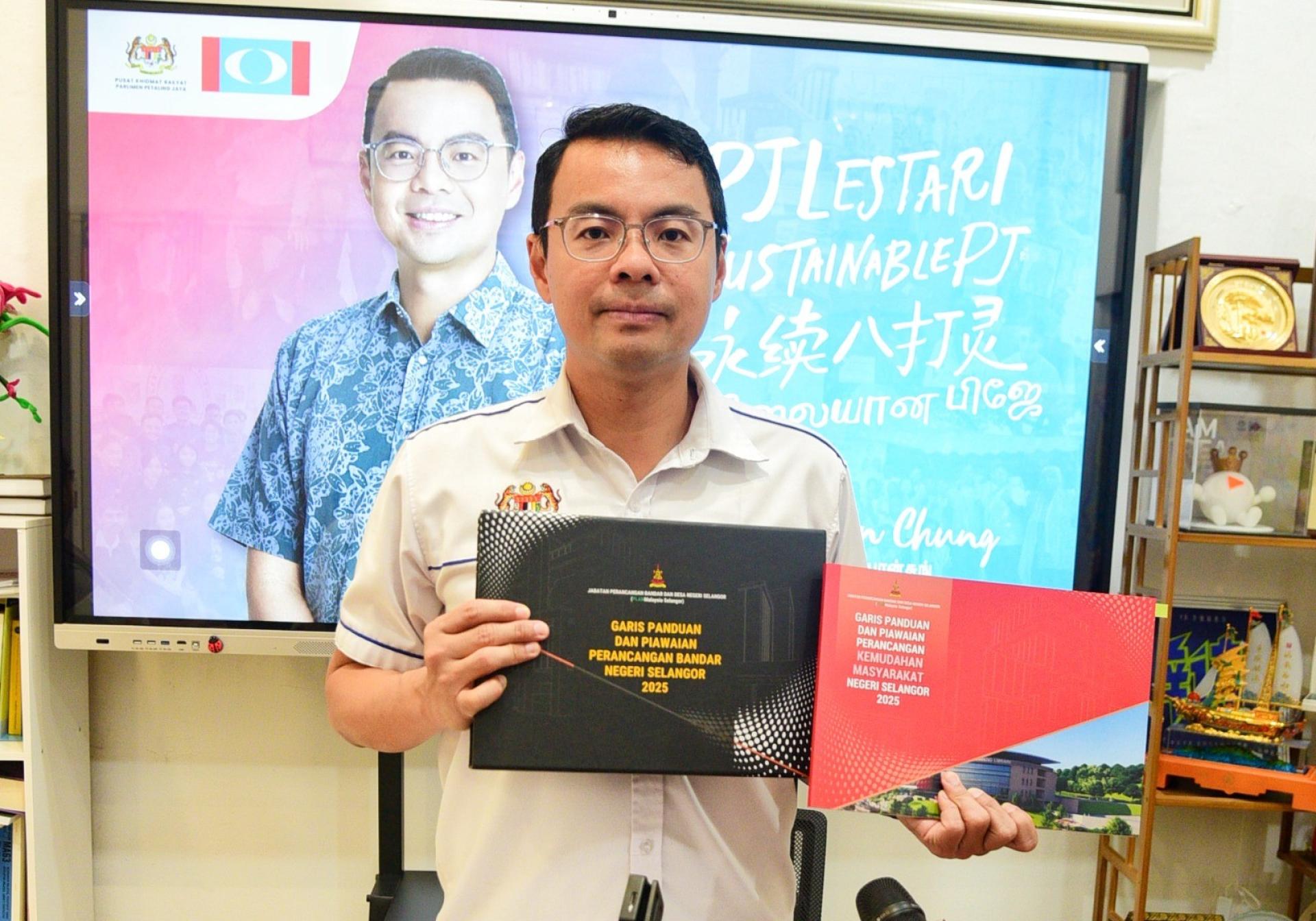 李健聪展示涵盖非穆宗教场所规划指南的《2025年雪州社会设施规划指南与标准》，促雪州政府撤回仍有多项争议的指南，并重新检讨相关内容。