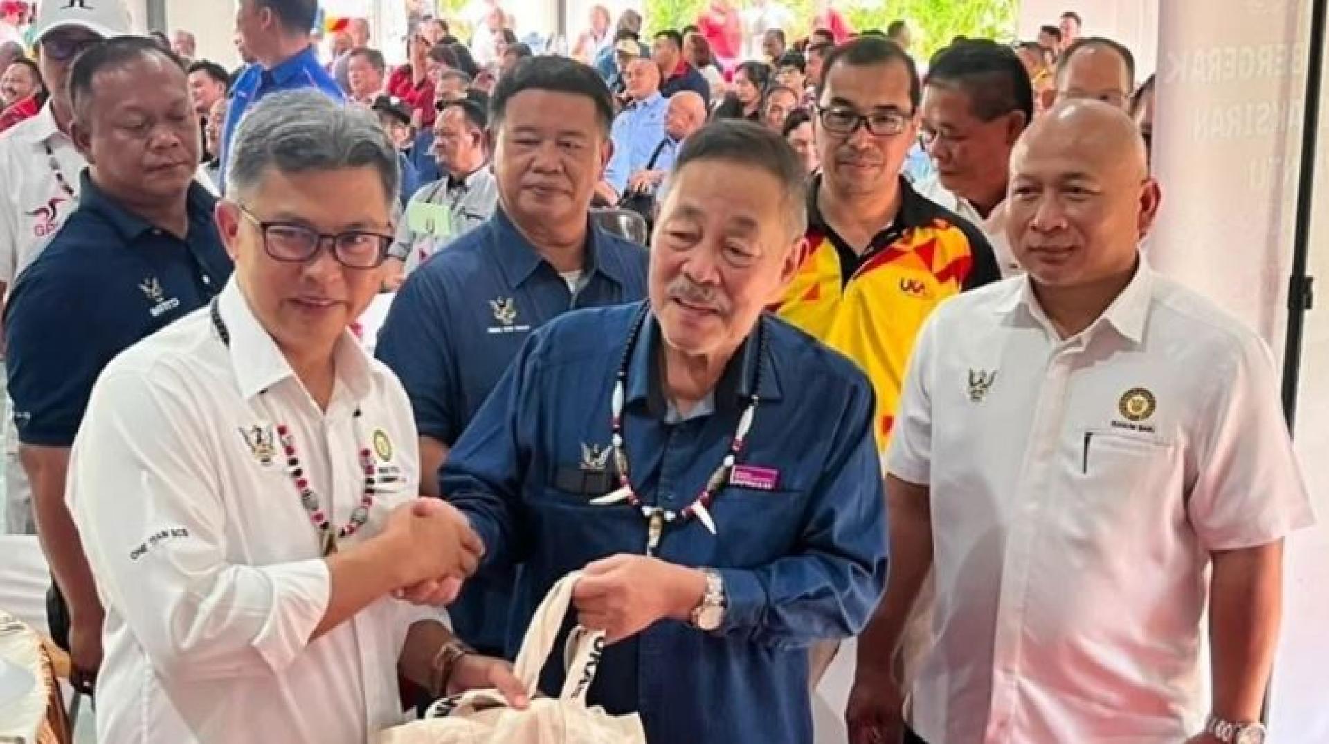 Sagah (second left) receives a token of appreciation from Awang Putrayusrie.