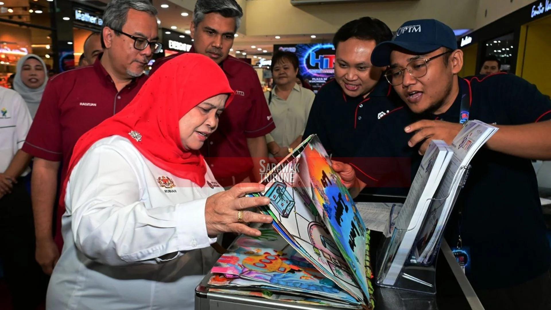 Rubiah visits exhibition booths during the programme.