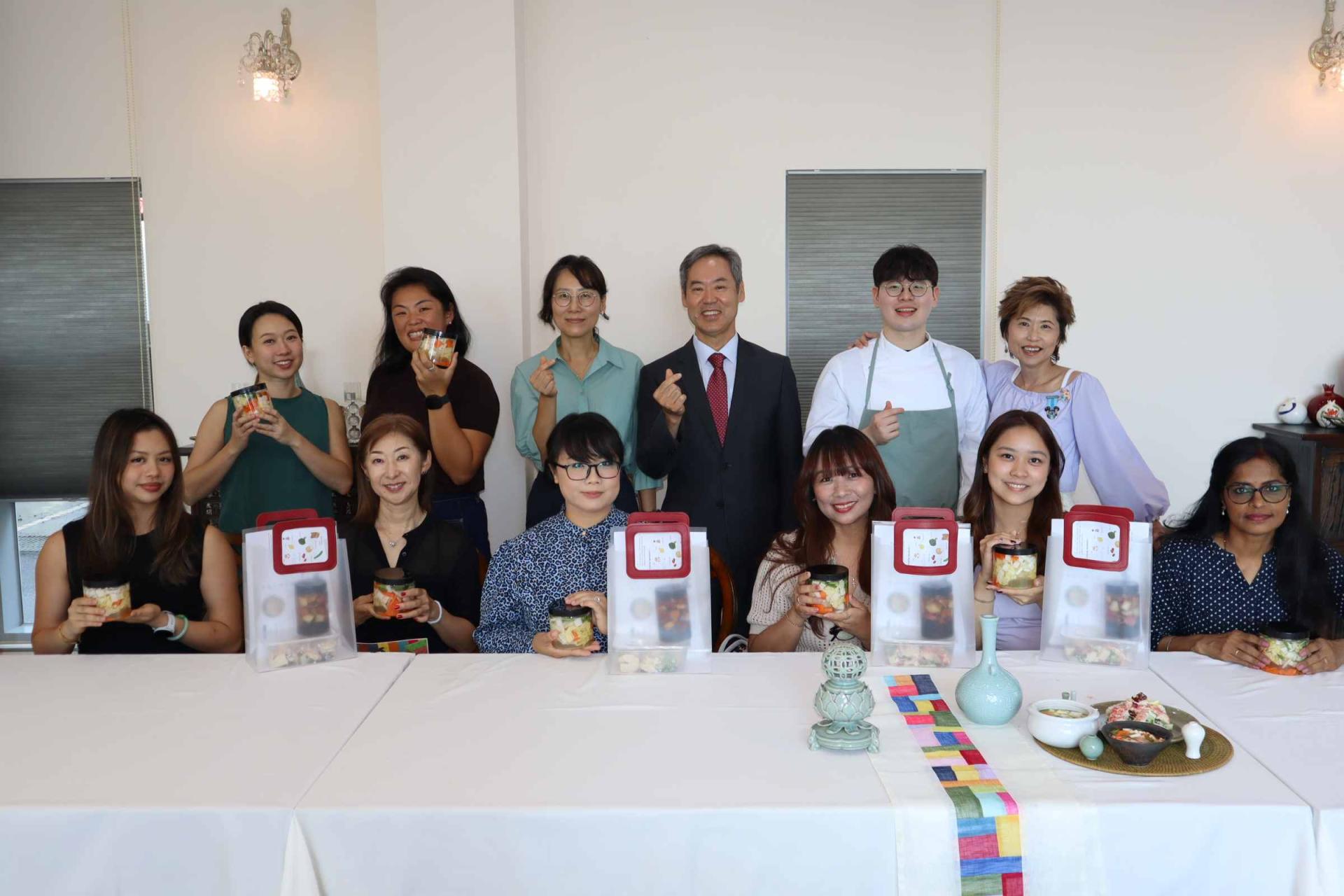 韩国驻汶莱大使孙南国与学员合影