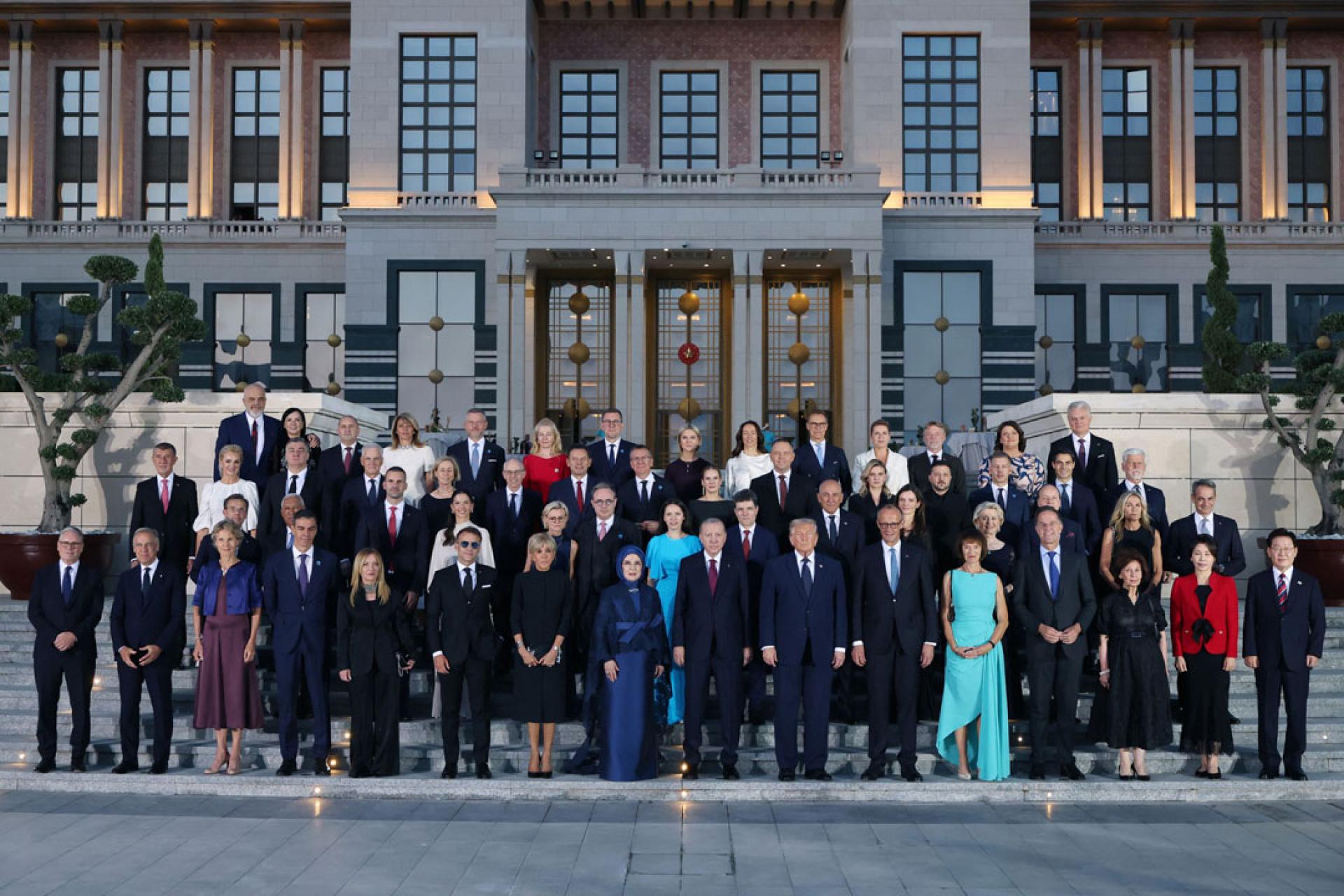 出席峰会的各国领袖在土耳其总统府举行的招待会上合影留念。