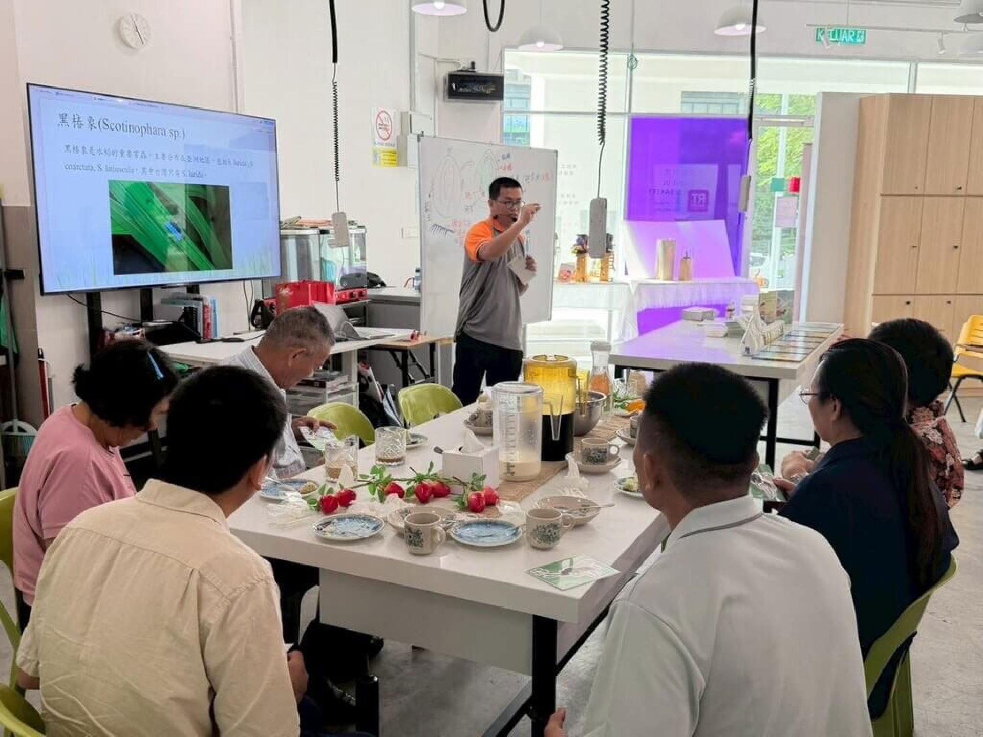 台湾青农交流团日前也深入大马农业乡镇，分享食农教育，并特别推广“田间黑三宝”有机农法，提升农作收成，促进农业技术交流。