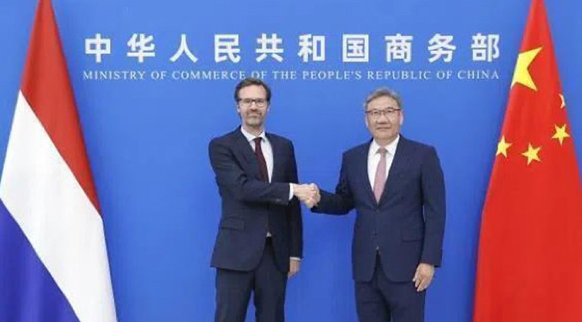 中国商务部长王文涛（右）在北京与荷兰贸易部长舍尔茨玛会面。