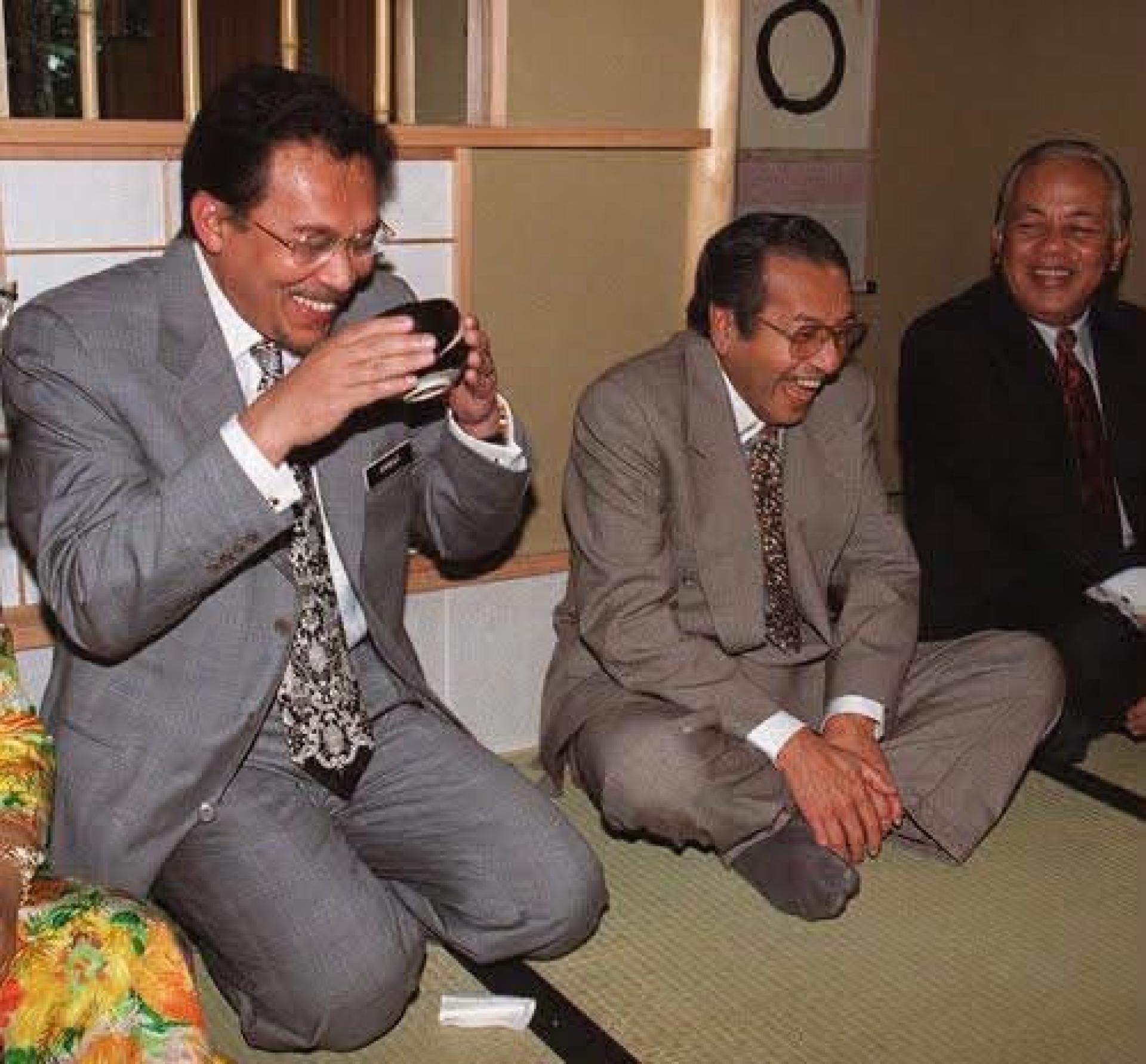 安华脸书上传，他与敦马哈迪在90年代于内阁共事时的合照，并祝贺敦马101岁生日。
