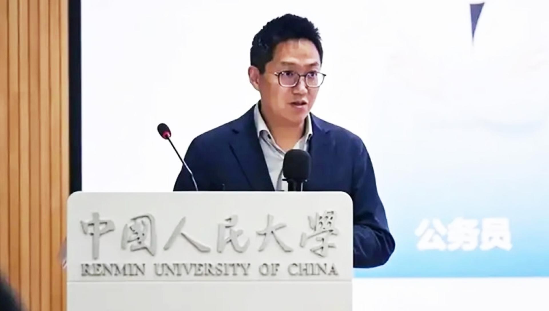 粉笔公司执行董事张小龙上月公开形容考大陆公务员是“混吃等死”，引发热议。