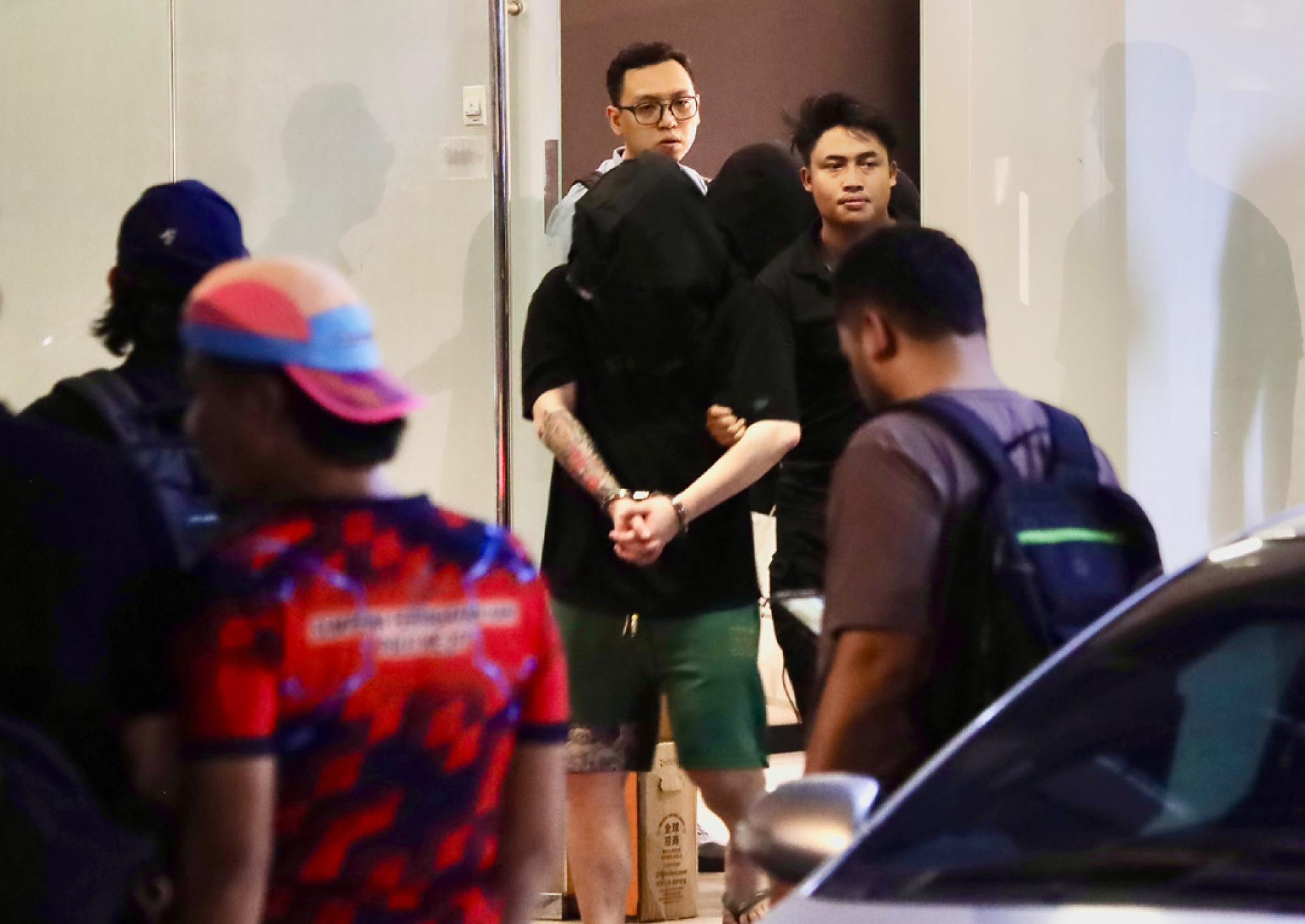 疑犯被被押送离开案发现场。