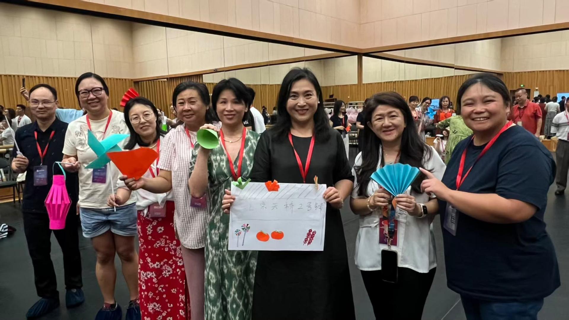 弘华学校董事长吕诗韵与董事监学郑世娟（右2与1）参与编演了一部以老北京天桥街市为背景的短剧后，与剧组人员合影