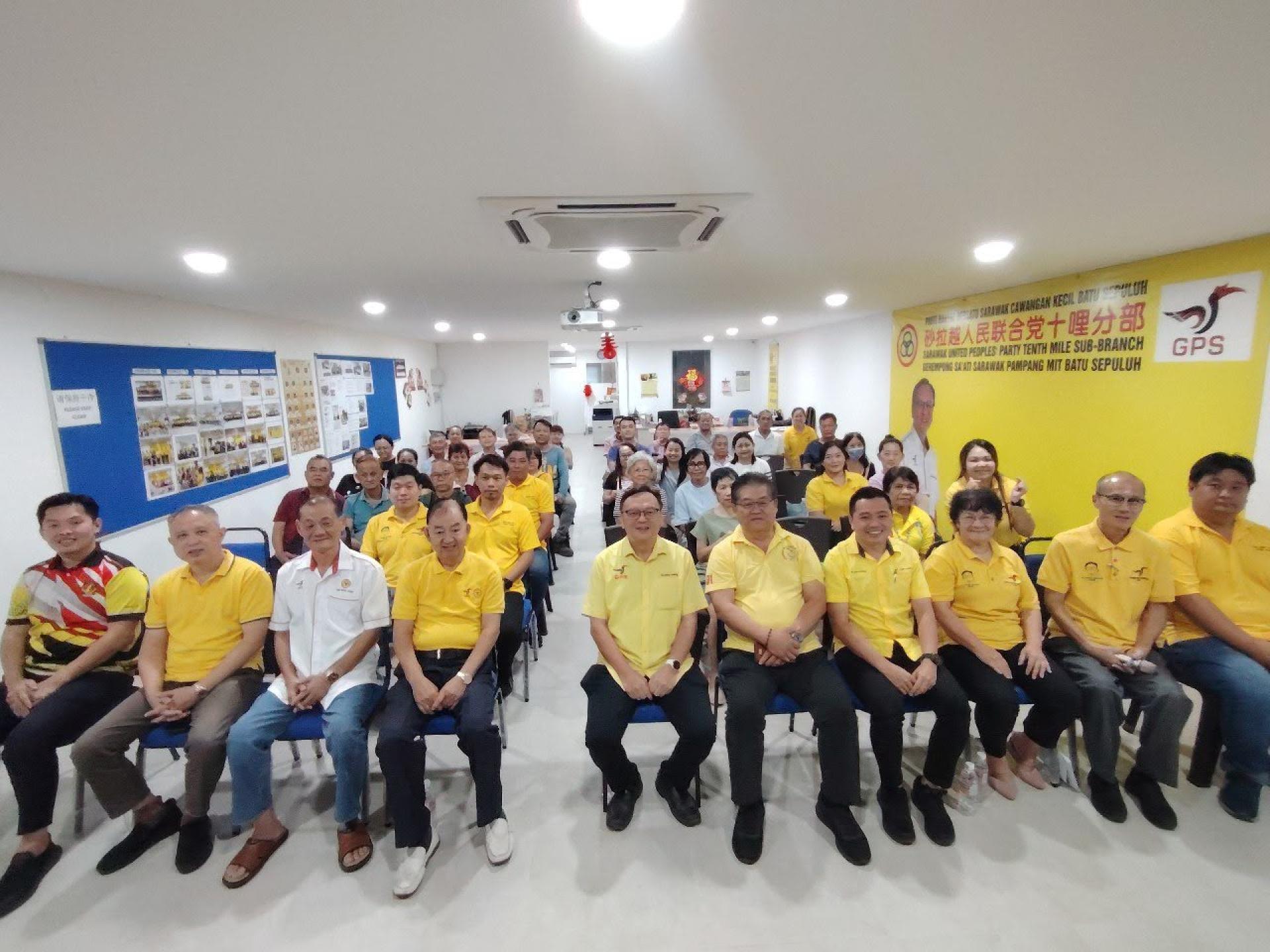砂人联党峇都吉当支部主席拿督罗克强（左5）与党领袖及其他新加入党员合影。