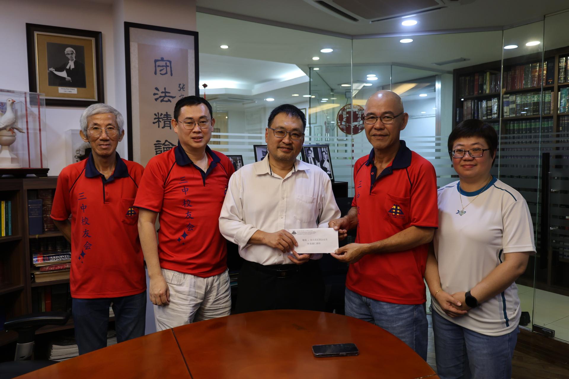 赛事筹委会主席谢家伟（右2）在古晋中华第三中学校友会执行秘书陈美珠（右1起）、会长李闯何及署理会长何爱民。