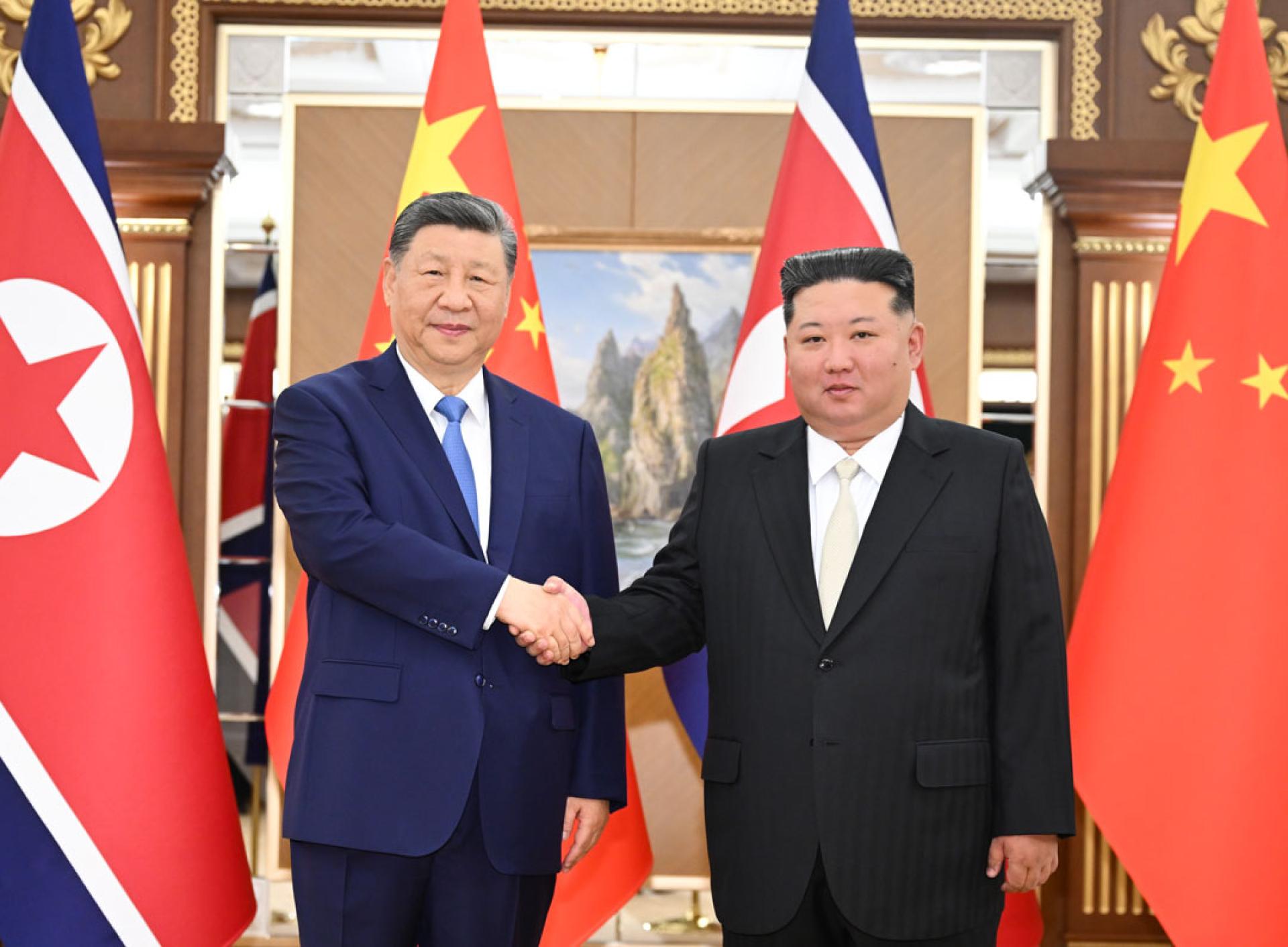 习近平6月亲赴平壤，是7年来首度访问朝鲜。图为习近平8日与金正恩会谈。（图：新华社）