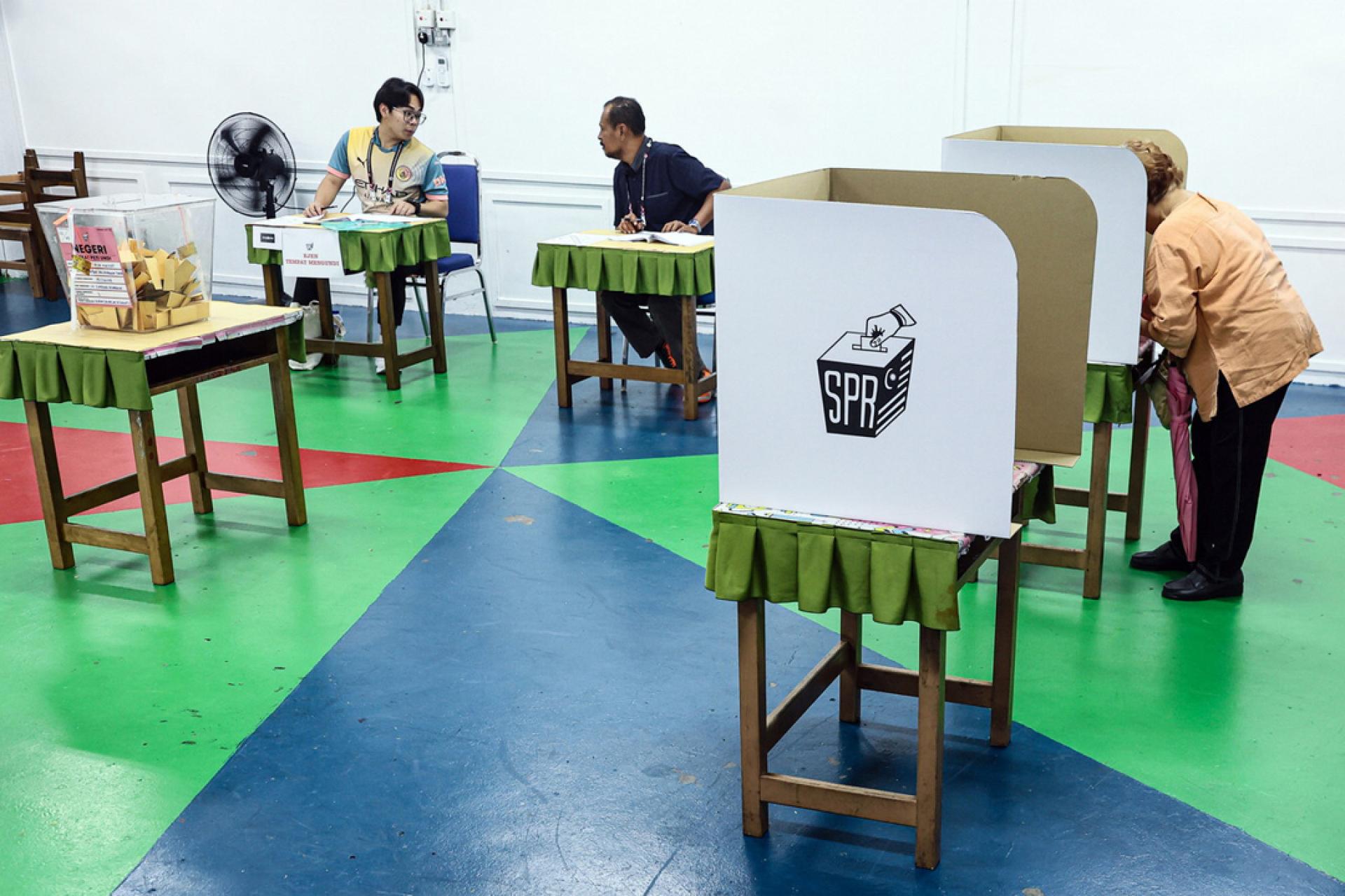 截至周六下午2时，第16届柔佛州选举投票率达48.91%。