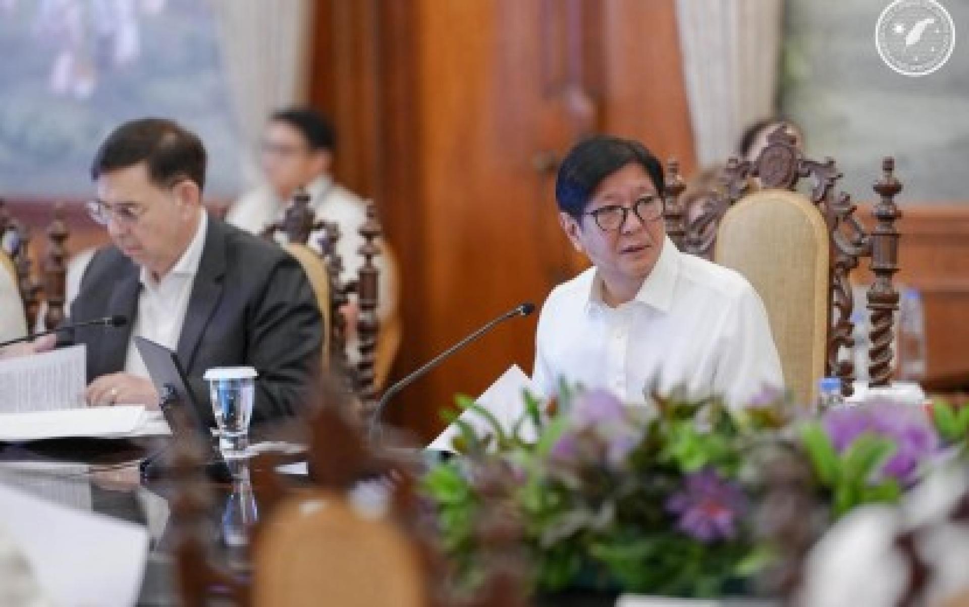 菲律宾总统马科斯于7月10日在马尼拉马拉干鄢宫主持内阁会议，批准2027年国家财政预算建议案，为政府未来施政及发展计划提供财政支持。
