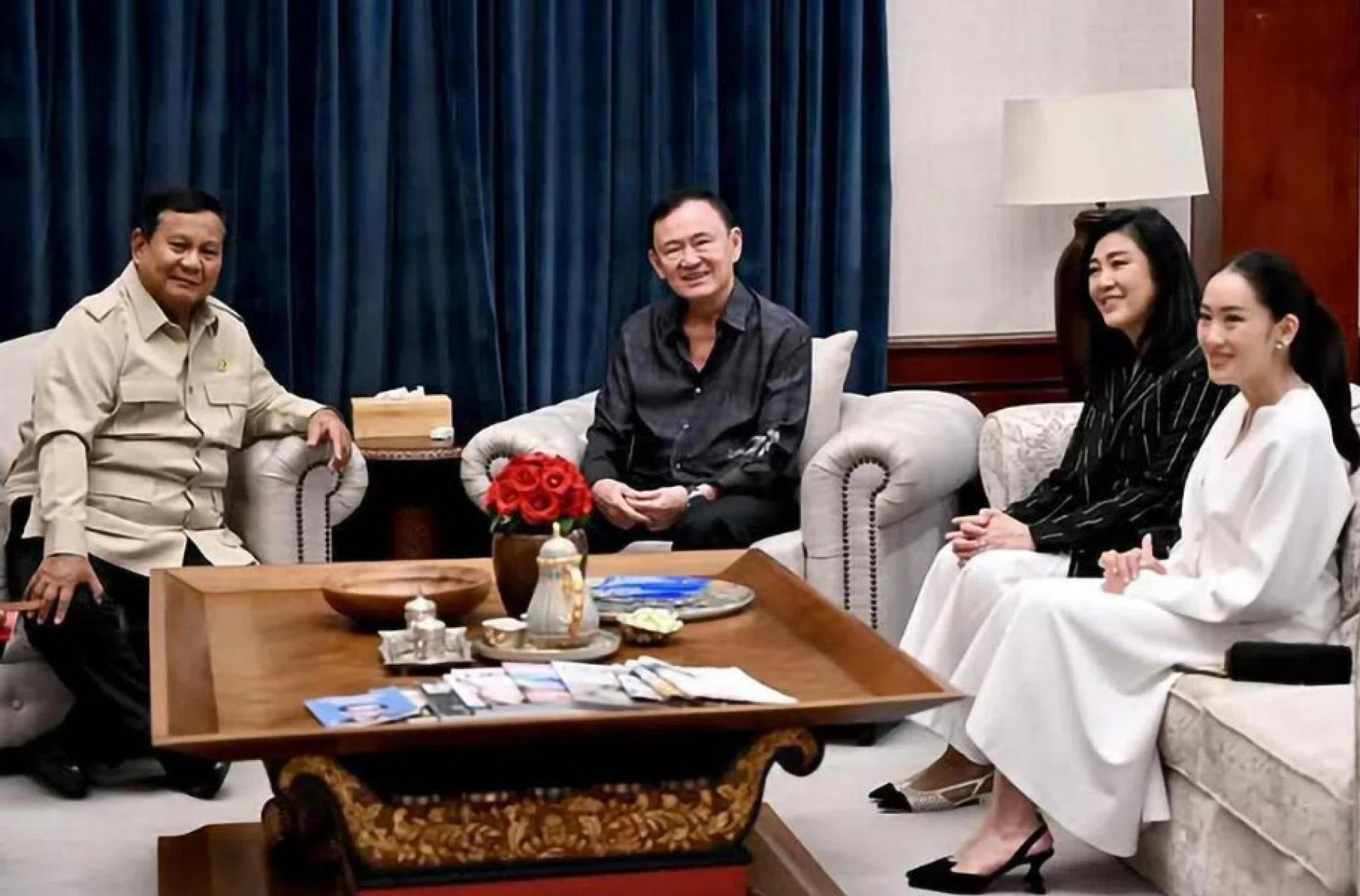 印尼总统普拉博沃（左1）在雅加达会见到访的泰国前首相达信（左2），达信妹妹英叻（左3）和女儿佩通坦陪同访问。