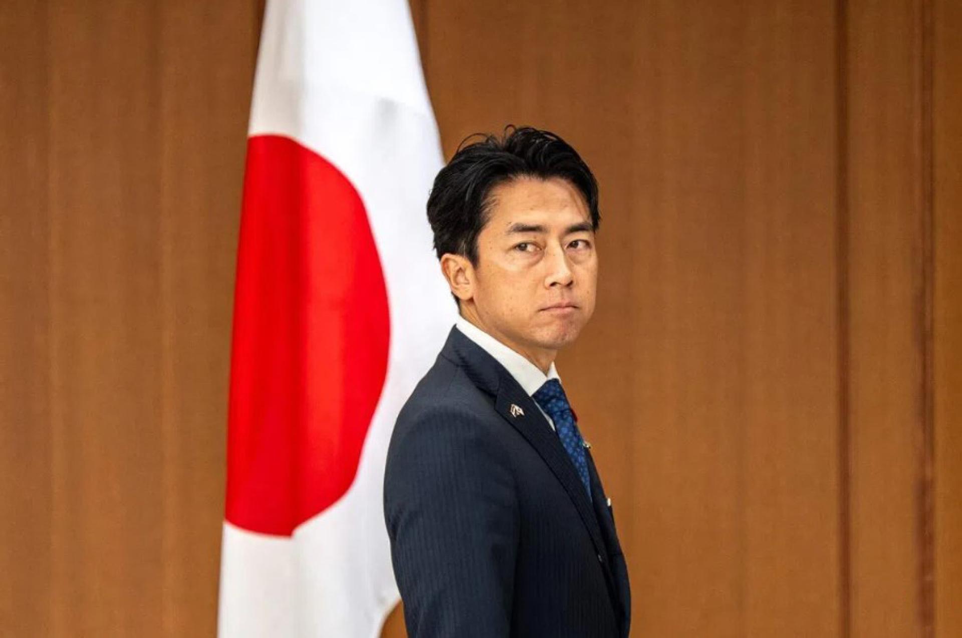 6月16日，在东京举行的日荷防长会谈期间，日本防长小泉进次郎（图）伫立等待迎接荷兰副首相兼国防大臣泽格柳斯。