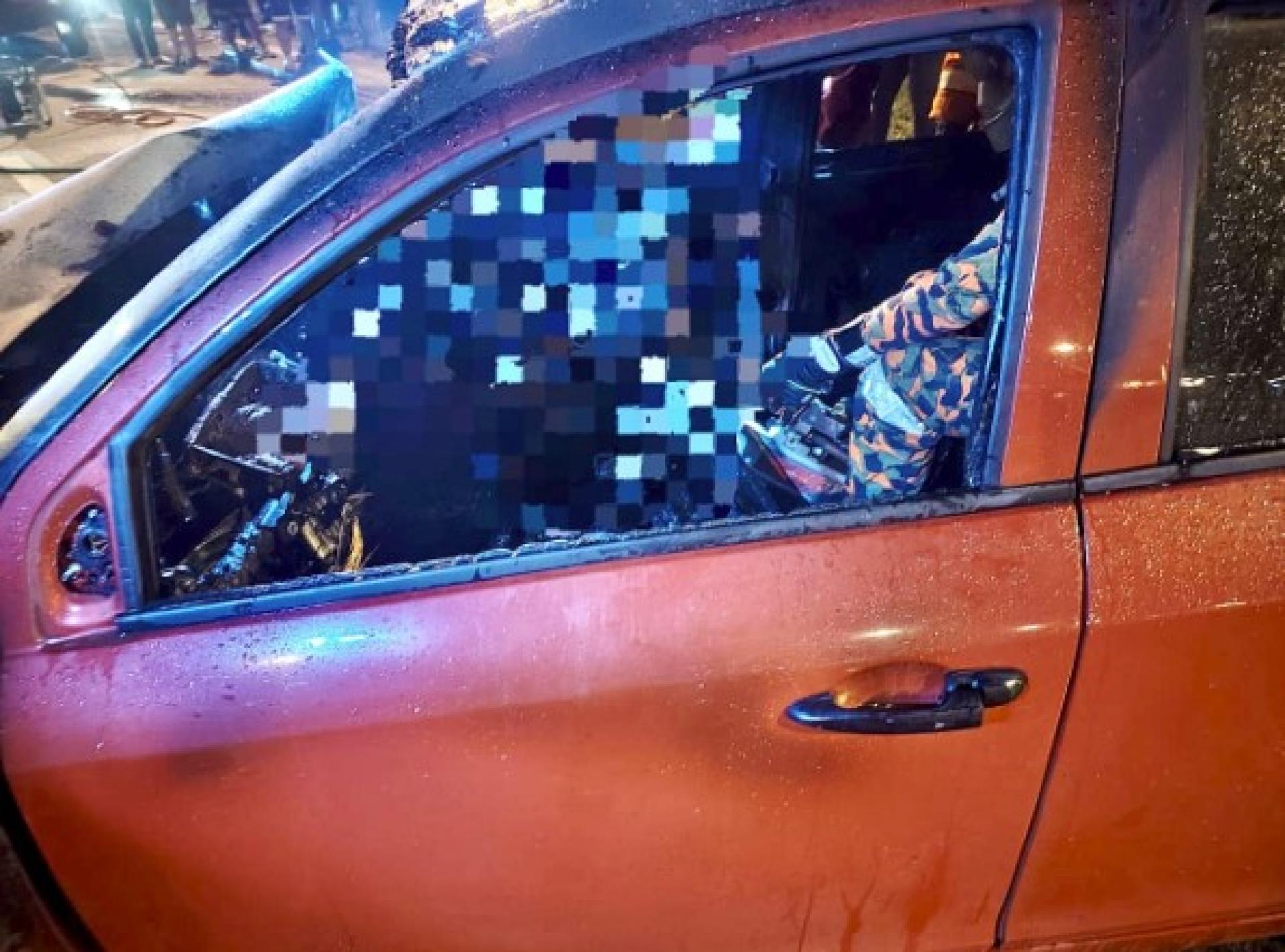 女司机受困车内，在轿车起火事故中被烧成焦尸，当场身亡。