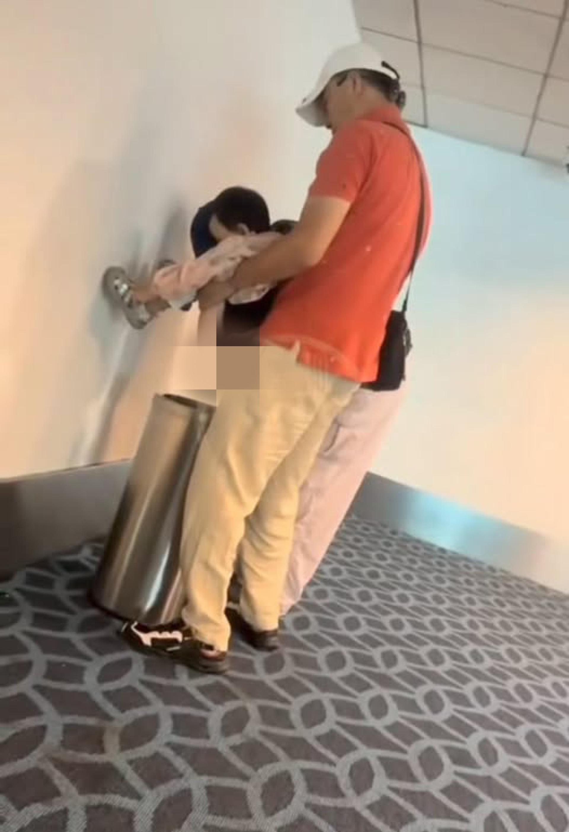 一名外国游客让孩子直接在机场垃圾桶内如厕，尽管厕所就在附近，此举引发网民热议。（图自： oklatuu700 Threads）