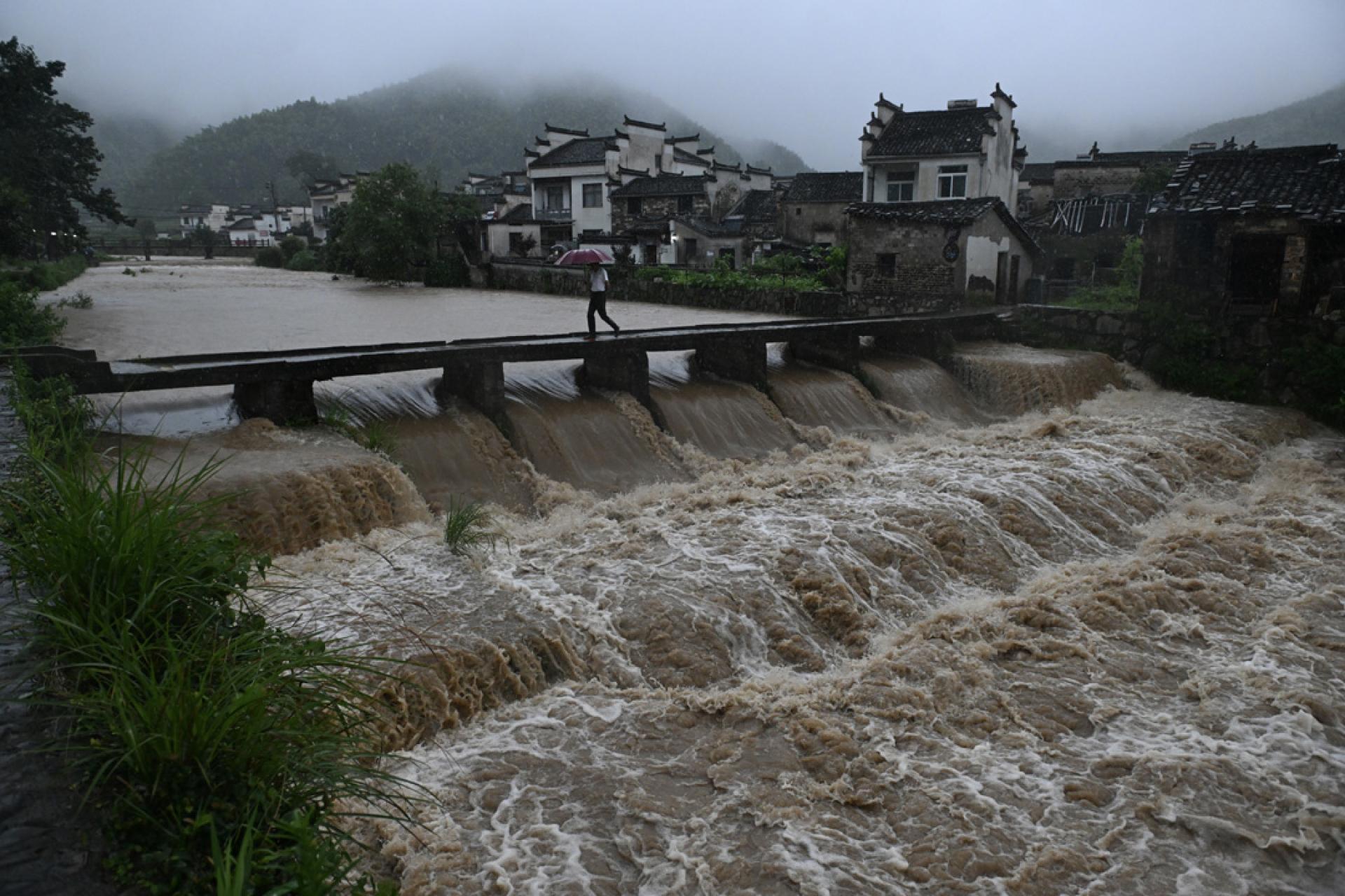 受台风“巴威”带来的降雨影响，安徽南部部分河道水位上涨、水流湍急。（图：中新社）