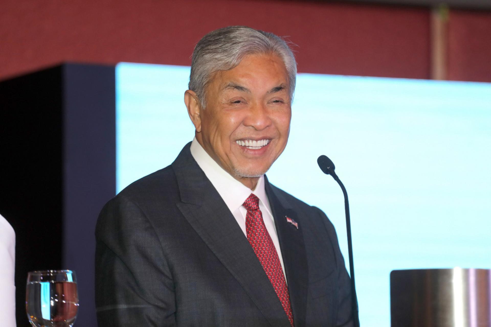 阿末扎希大方表示，虽然倪可敏不该动辄放话辞官，但他不会介意，仍当对方是朋友。