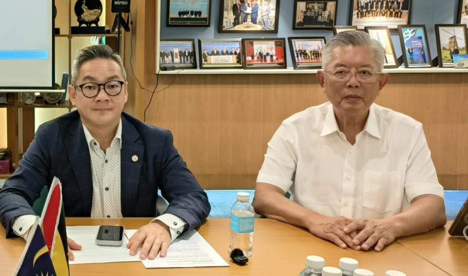 程明智（左）与丁永豪出席记者会，宣布延长智能停车系统过渡期及推出多项便民措施。