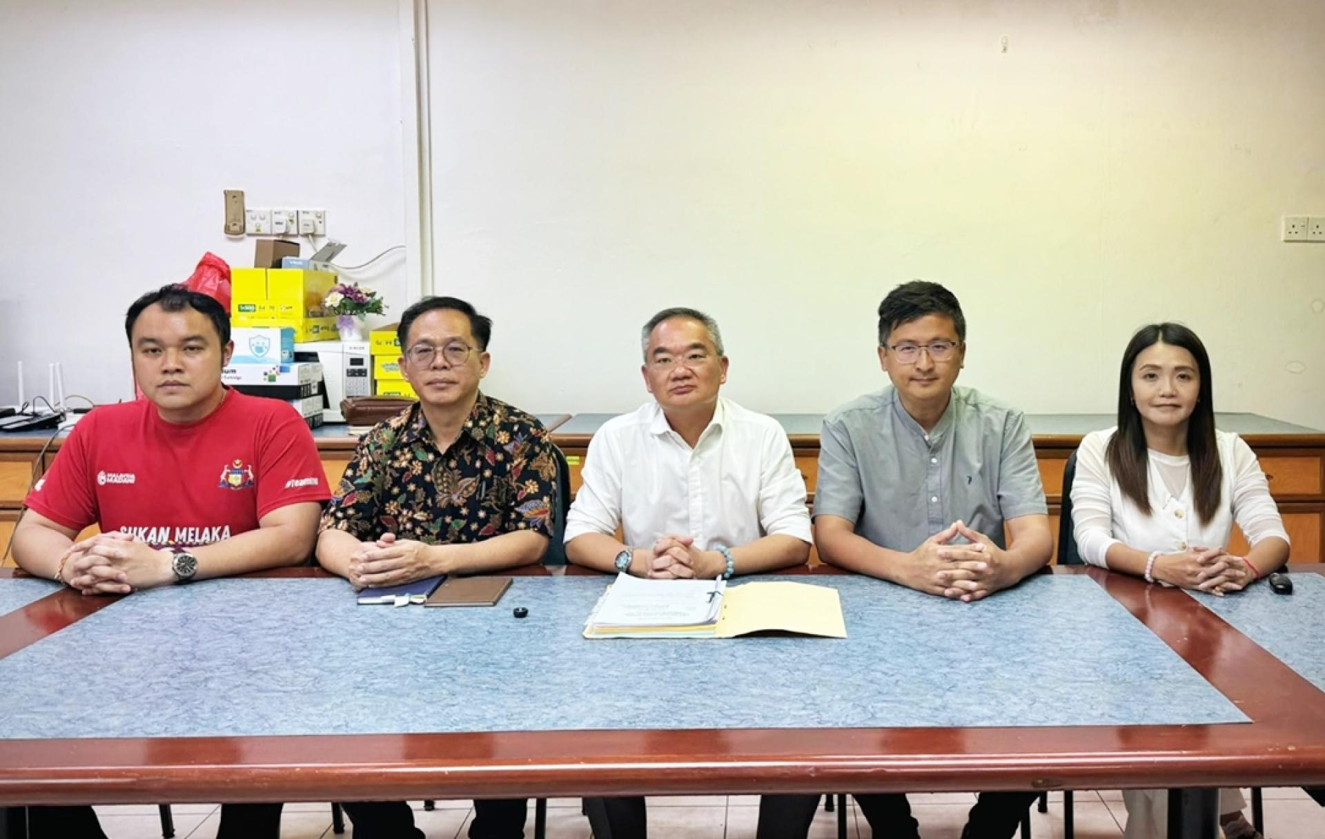 据报道，将辞职者包括郭子毅（左起）、刘志俍、林朝雁（右起）及谢守钦，中为邱培栋。（图取自甲州行动党脸书）