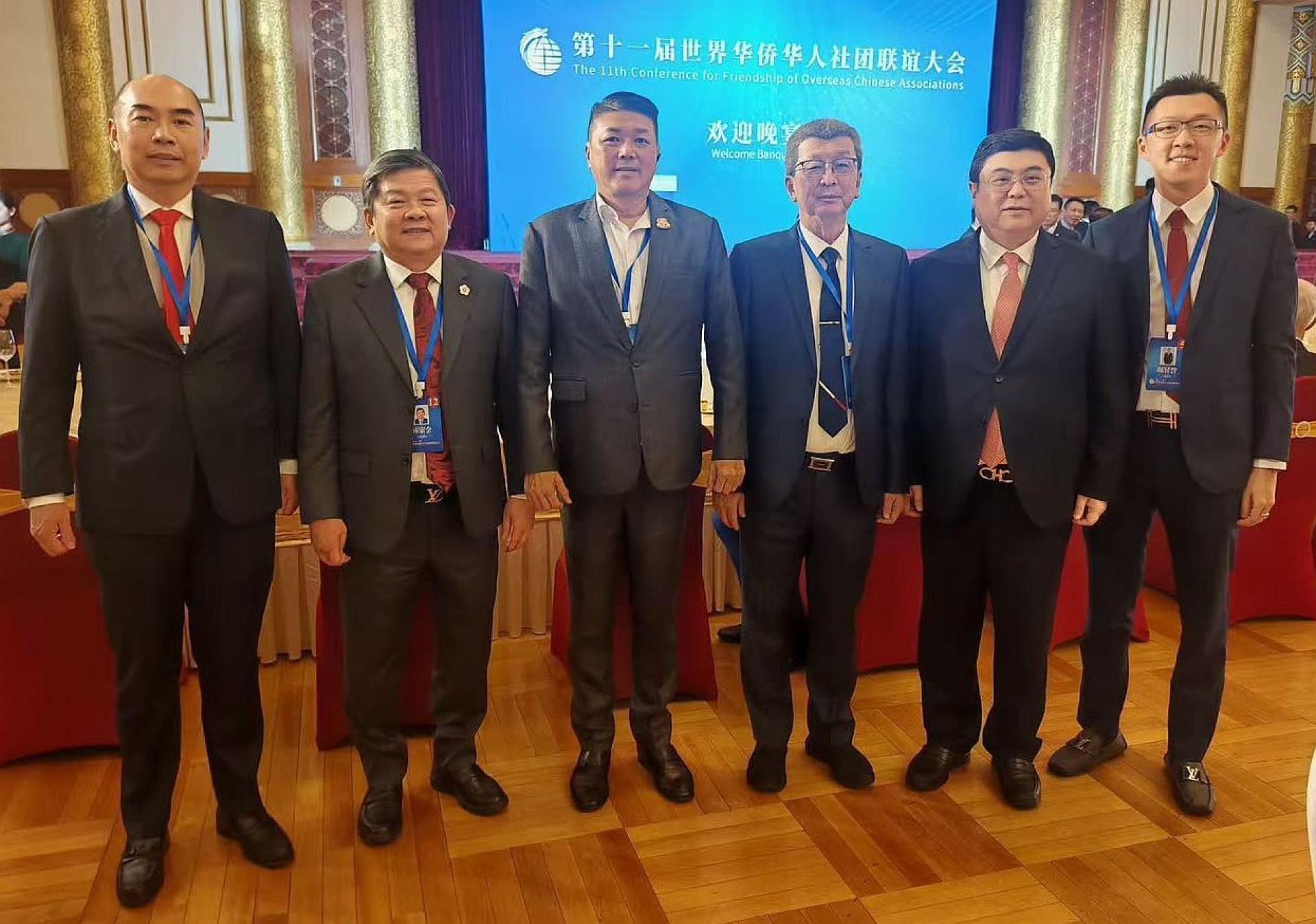 林家全（左2）与众领袖在世界华侨华人社团联谊大会欢迎晚宴上合影，左为吴逸平，右起为颜昇誉、孙建炜、林福山与洪来喜。