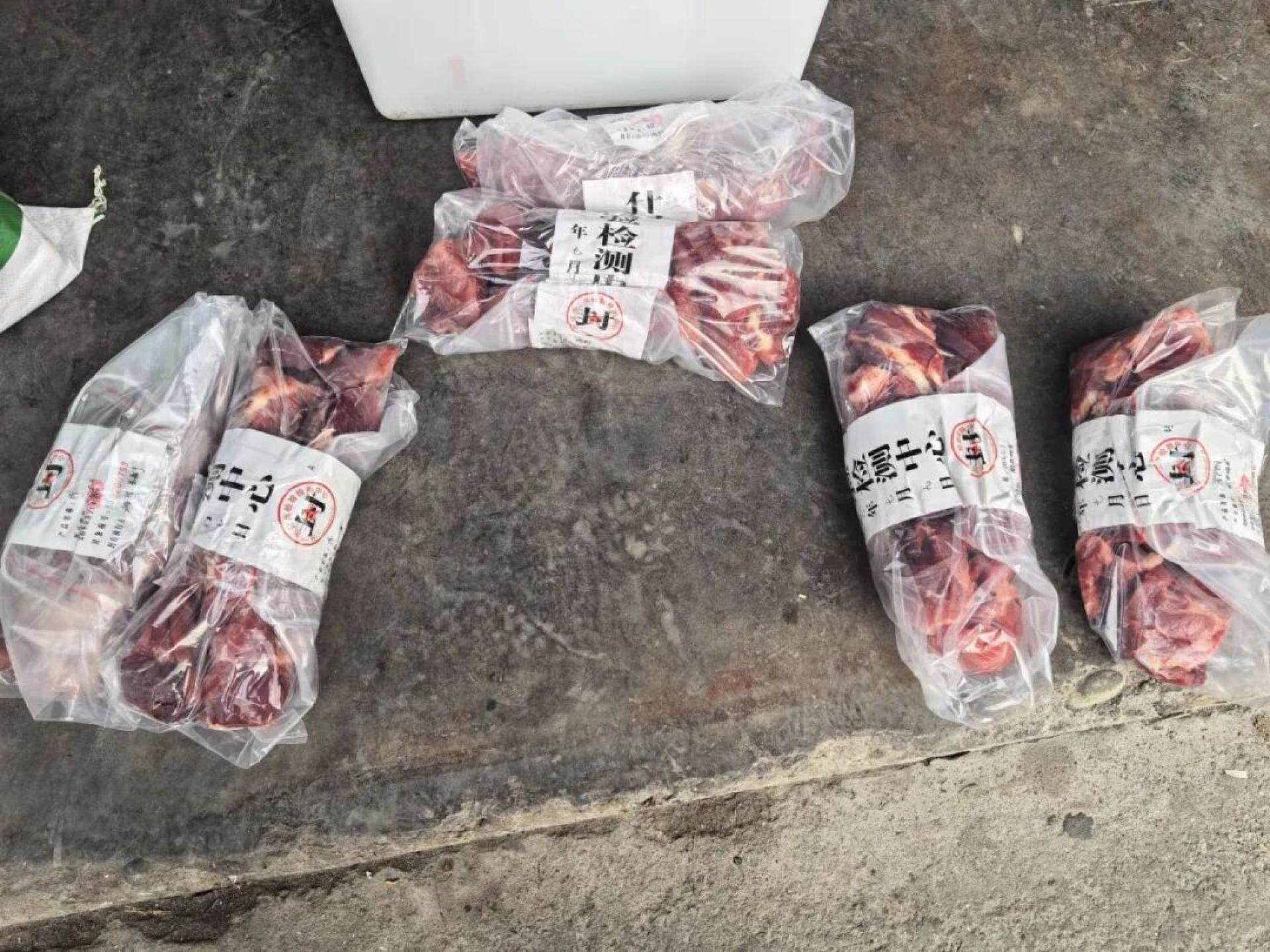 中国警方调查发现，涉案集团以猪肉充当原料，再涂抹牛油，并混合加入掺有牛肉香精的牛血加工处理，伪装成鲜牛肉后对外销售，从中牟取暴利。