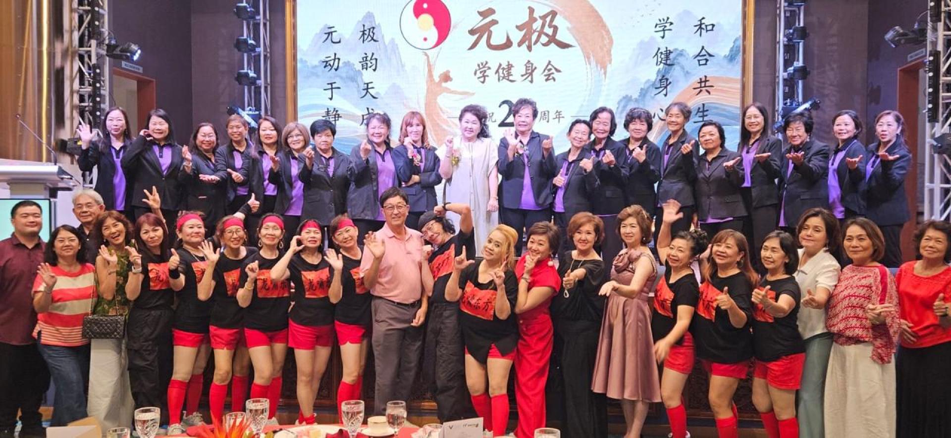 理事会员在20会庆中合影
