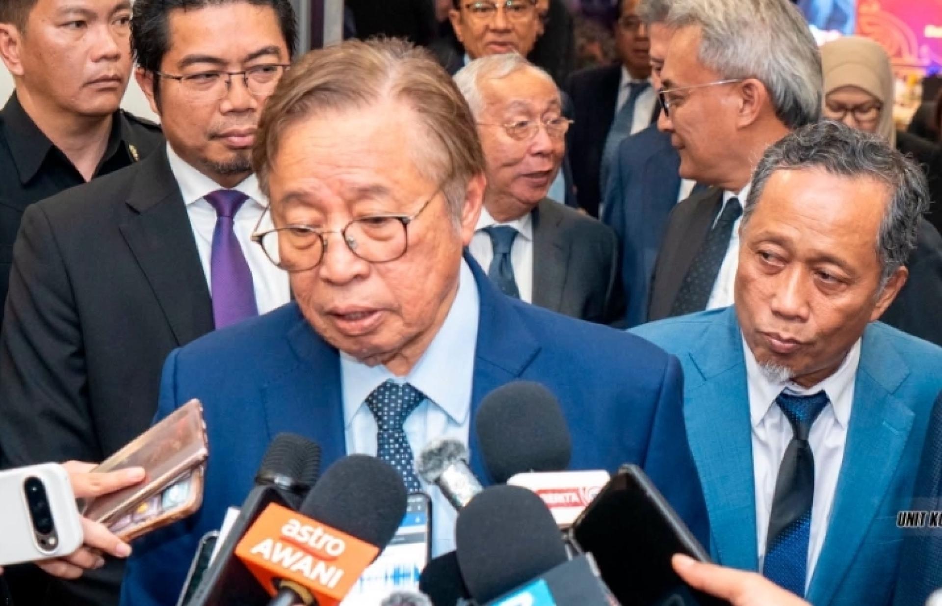 总理阿邦佐哈里受访时影。