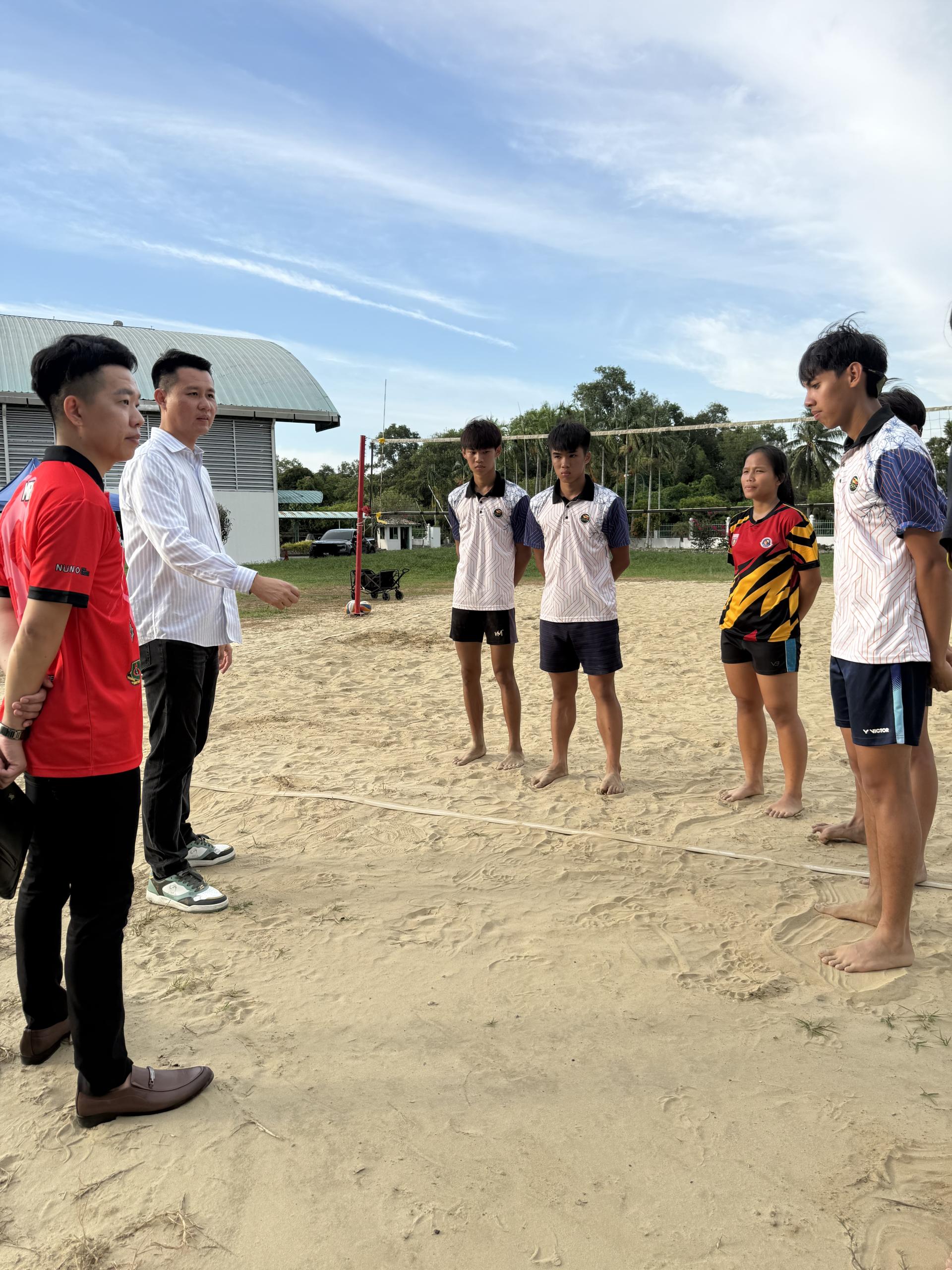 砂排球总会副会长兼美里排球总会会长林思健（左2）向参与集训的砂拉越沙滩排球选手发表训勉时摄。