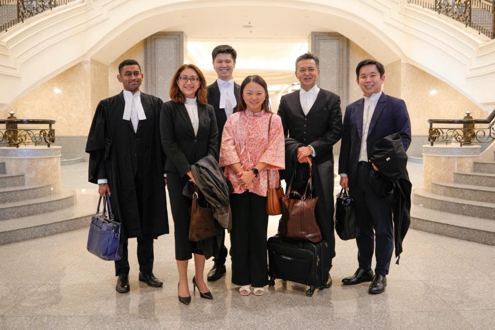 杨巧双（右3）在联邦法院做出裁决后，在庭外与其律师团队合影。