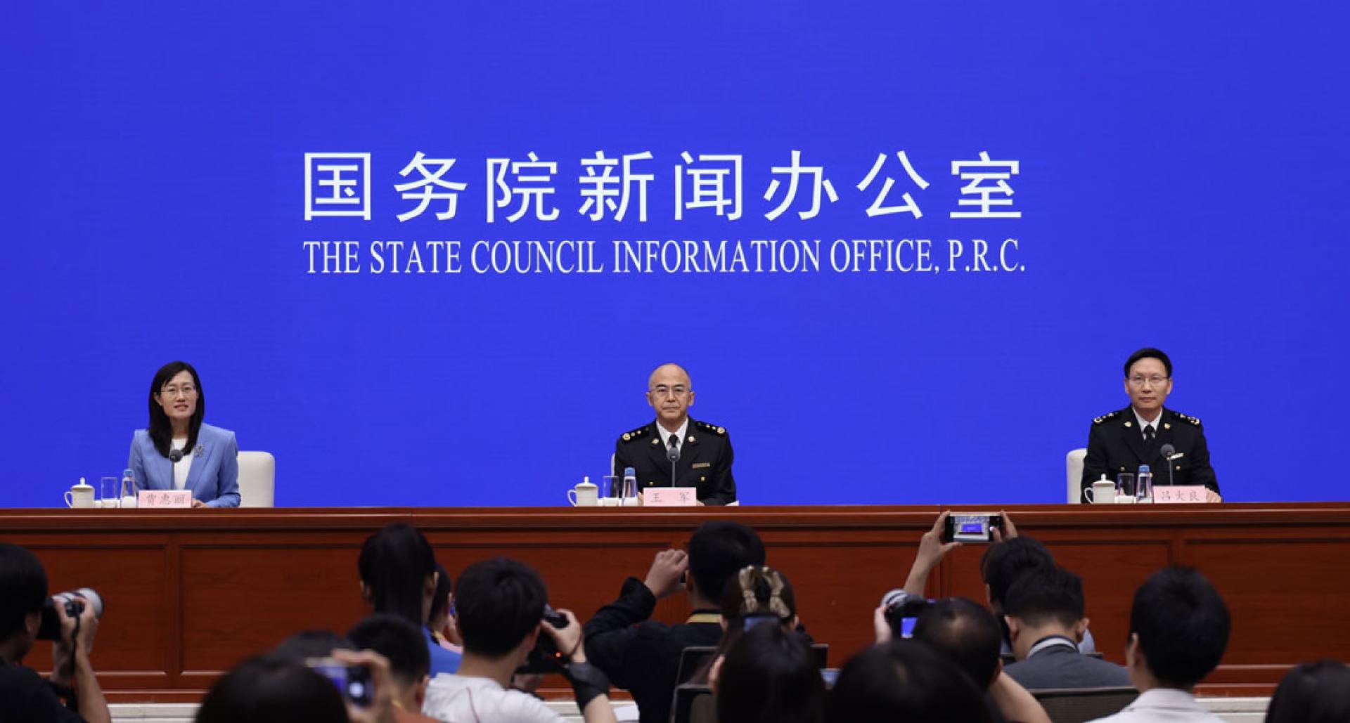 中国海关总署新闻发言人、统计分析司司长吕大良（右）向媒体介绍中国2026年上半年进出口情况。