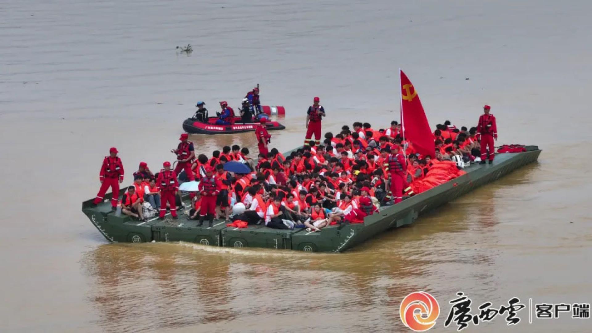 7月9日，中国安能集团利用动力舟桥转移被洪水围困的广西物流职业技术学院师生。（广西云-广西日报记者 梁凯昌 王希 摄）