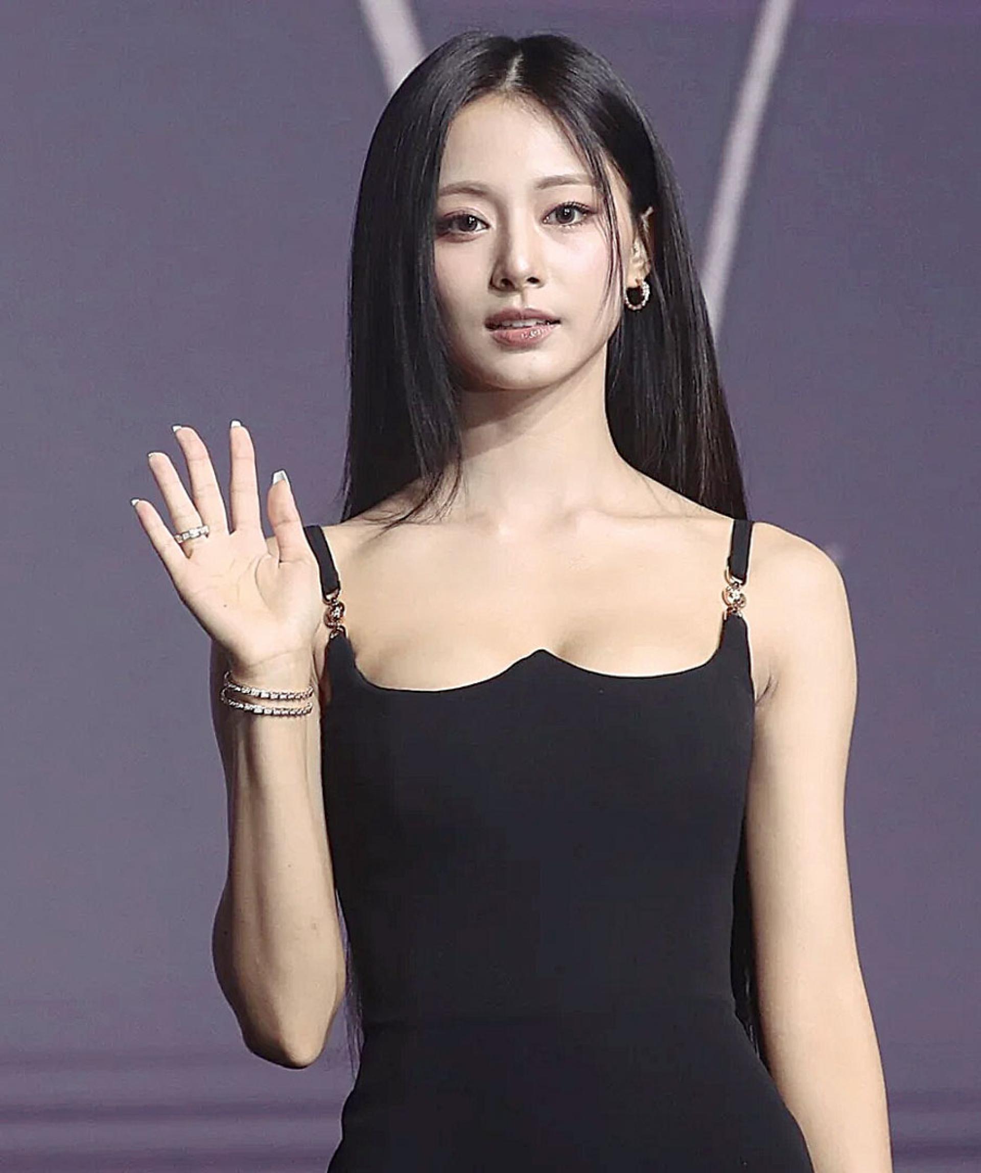 周子瑜先前就被爆出已经由妈妈在筹备娱乐公司。