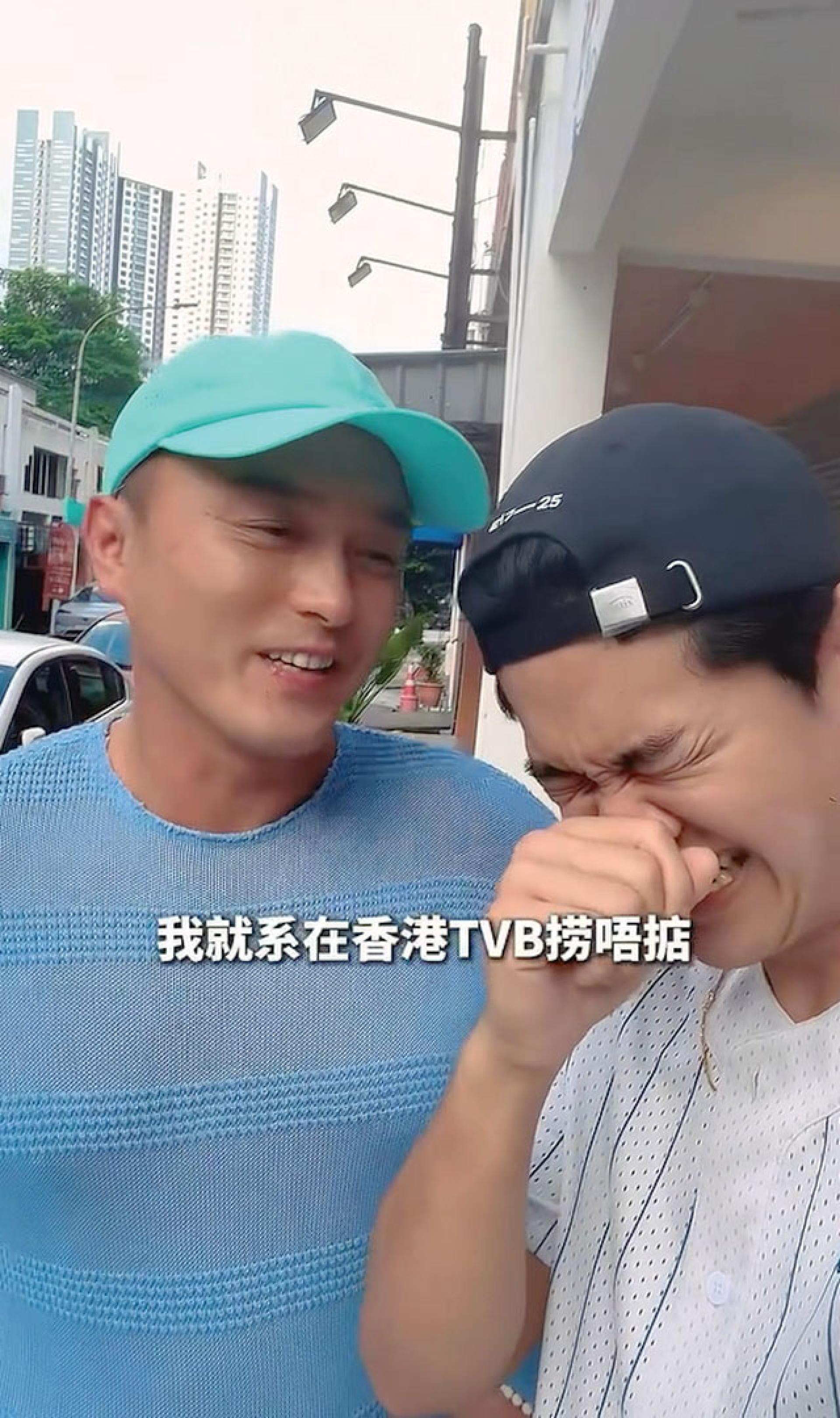 杨明（左）自嘲在TVB混不下去。