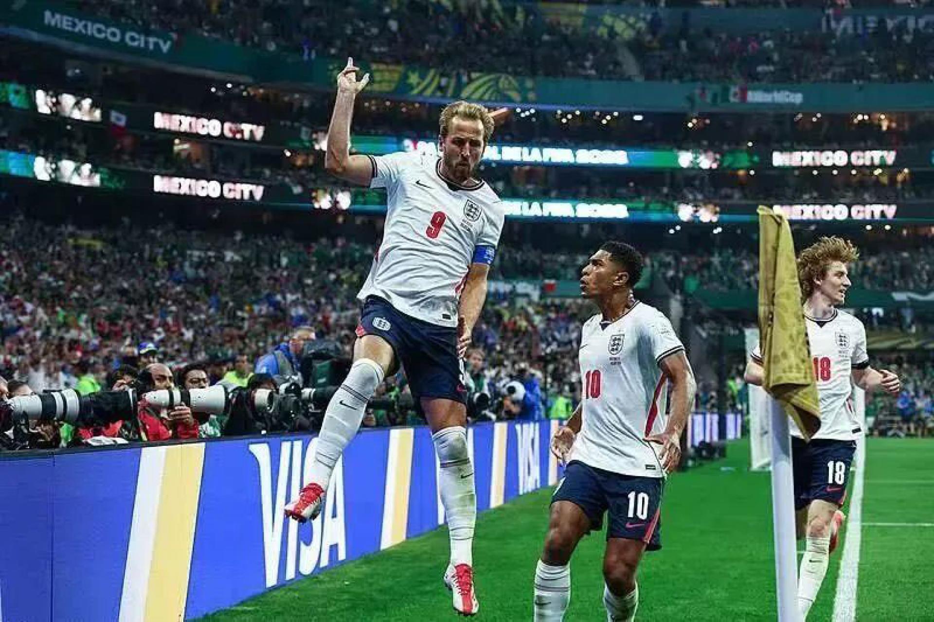 英格兰男足国家队，左一是凯恩。