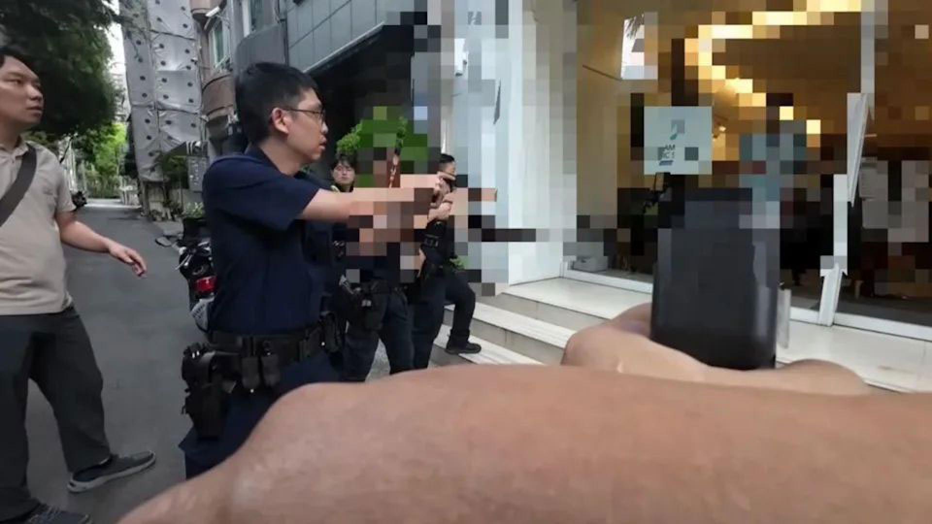 林姓教授持蓝波刀砍杀48岁的纪姓店长，犯案后，被在场员警连开4枪击中，双腿压制。