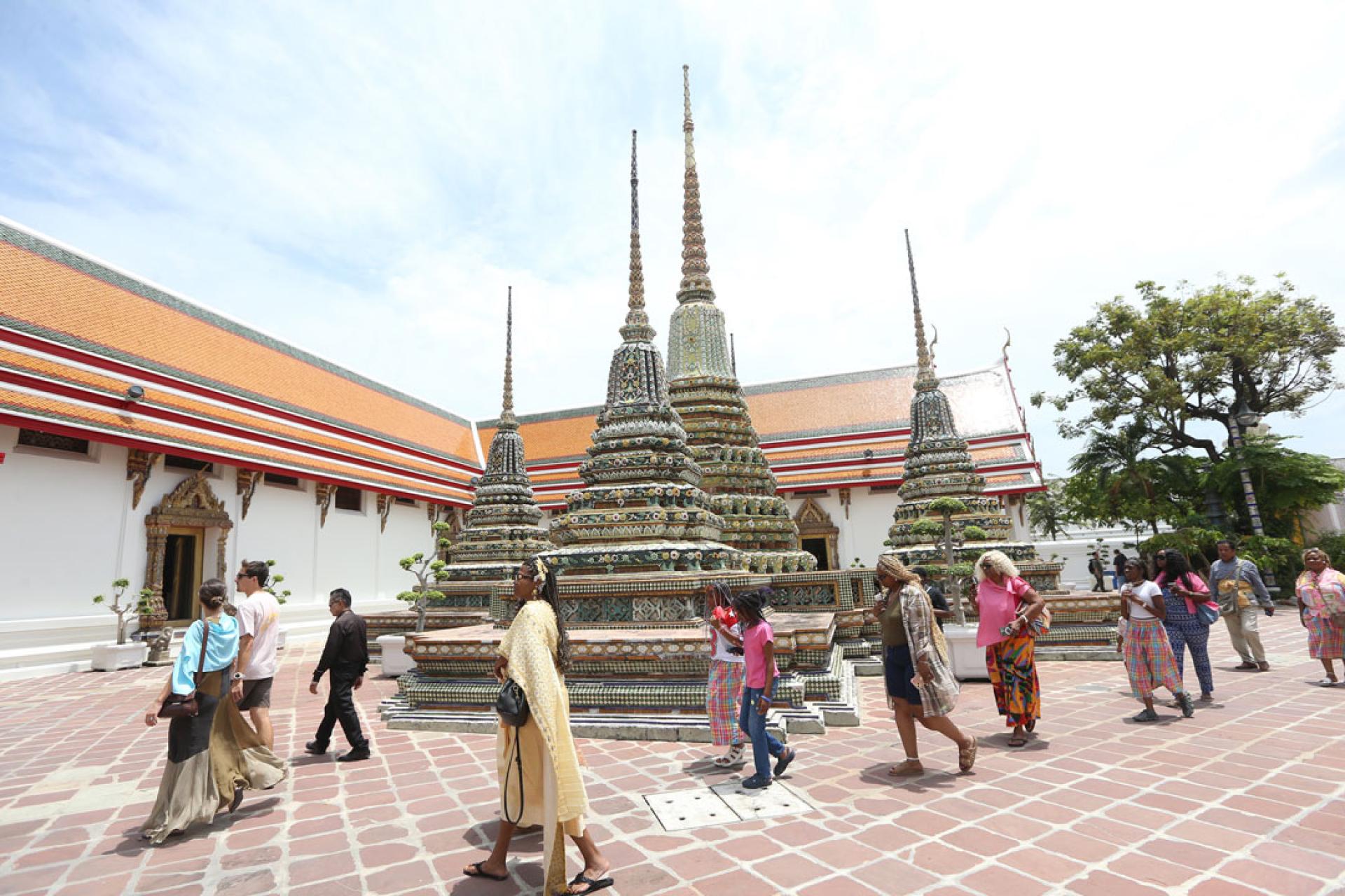 游客在泰国曼谷游览卧佛寺。（图：新华社）