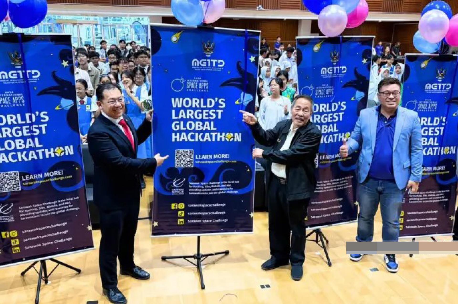 罗伦沙加（中）与嘉宾及学生于2026年7月15日在砂拉越斯威本科技大学举行的2026砂拉越太空挑战黑客松推介礼上合影。照片来源：Ukas。