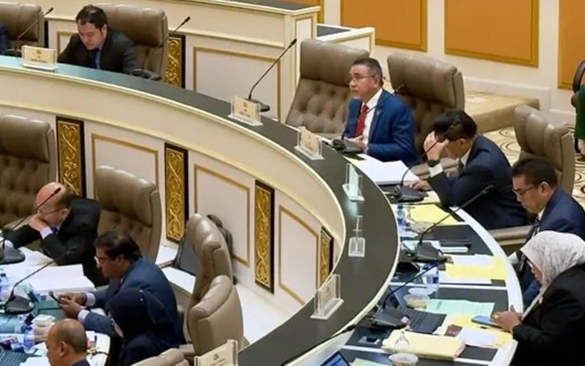 阿德里（右4）于周三的州议会上仍坐在政府阵营的席位，引起关注。