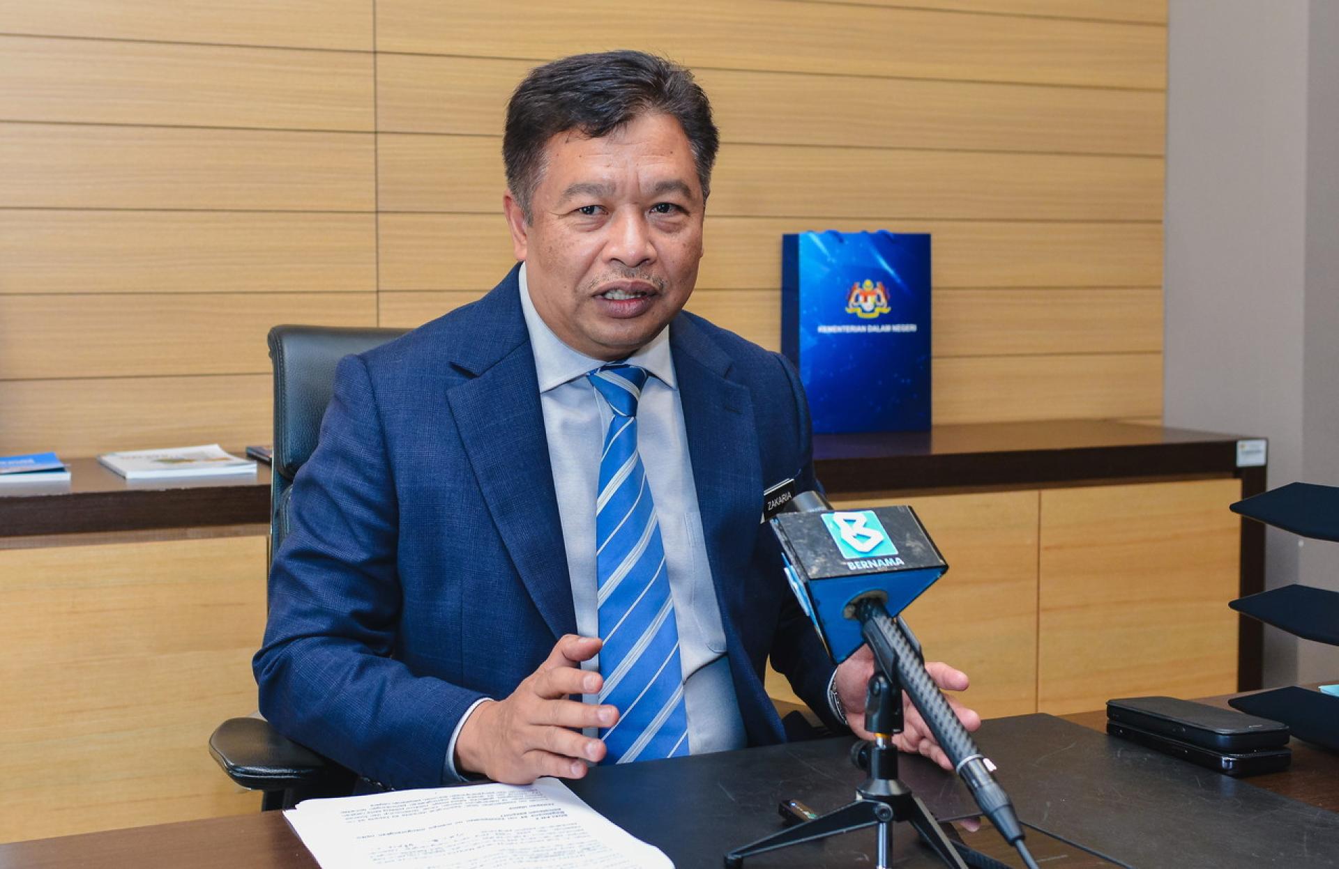 扎卡里亚指，移民局早已识破非法外劳假扮顾客或游客伎俩，当局将持续调整执法策略，加强打击非法黑工。