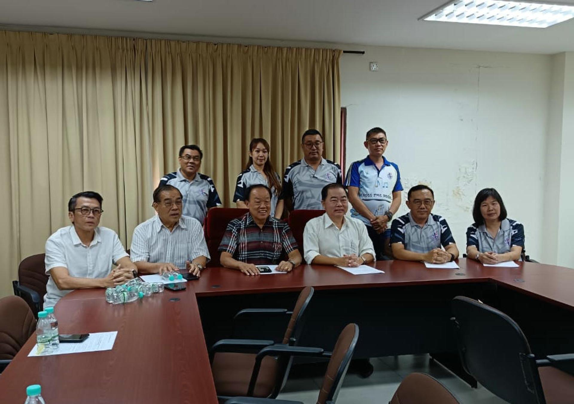 怡保培南华中召开记者会澄清学校没有发生霸凌事件，坐者右2起是郑国强、陈德杰、叶建成及黄印兴。