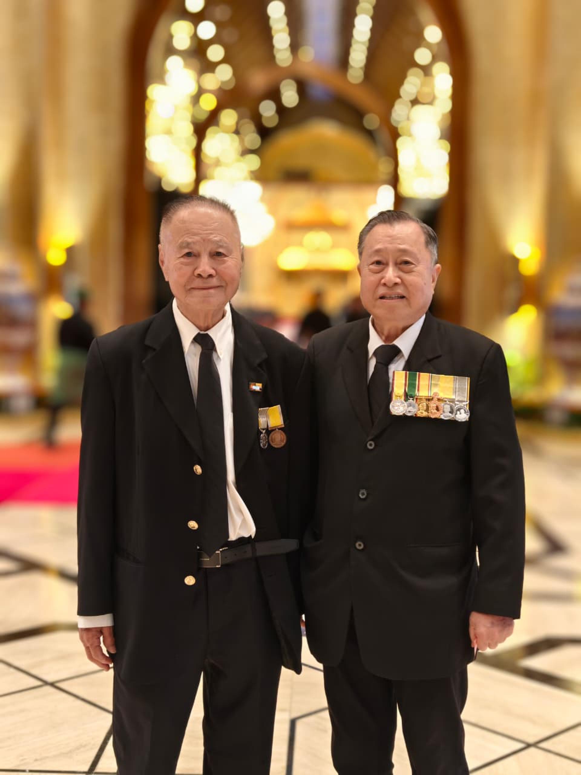 拿督斯里林长镇与魏菠佛在皇宫合影