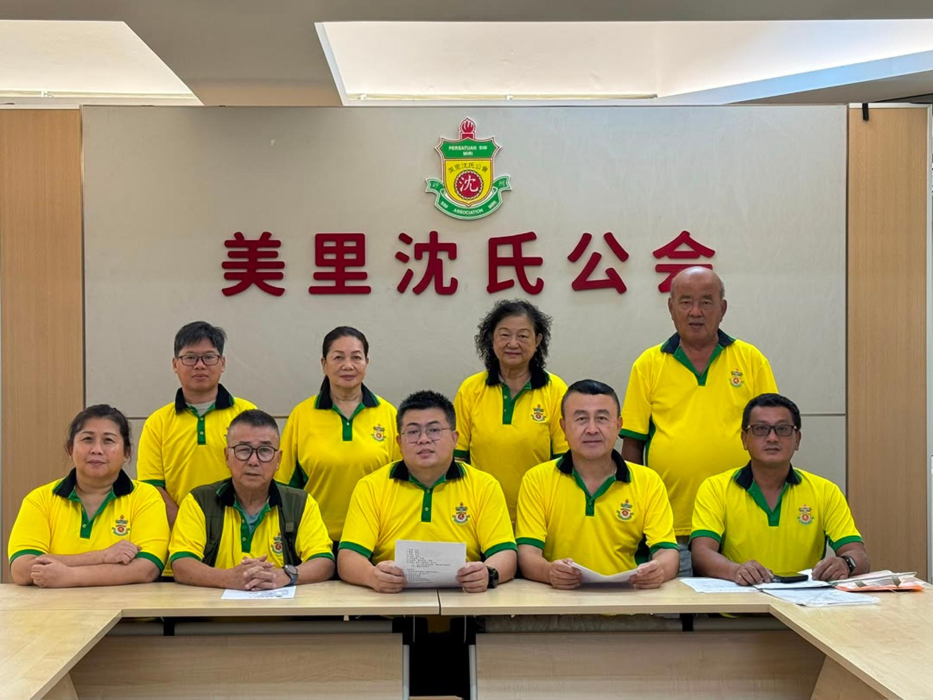美里沈氏公会筹备9月6日庆祝武德侯圣祖圣寿千秋系列活动。坐者左3为筹备会主席沈子德，与筹委会成员合影。